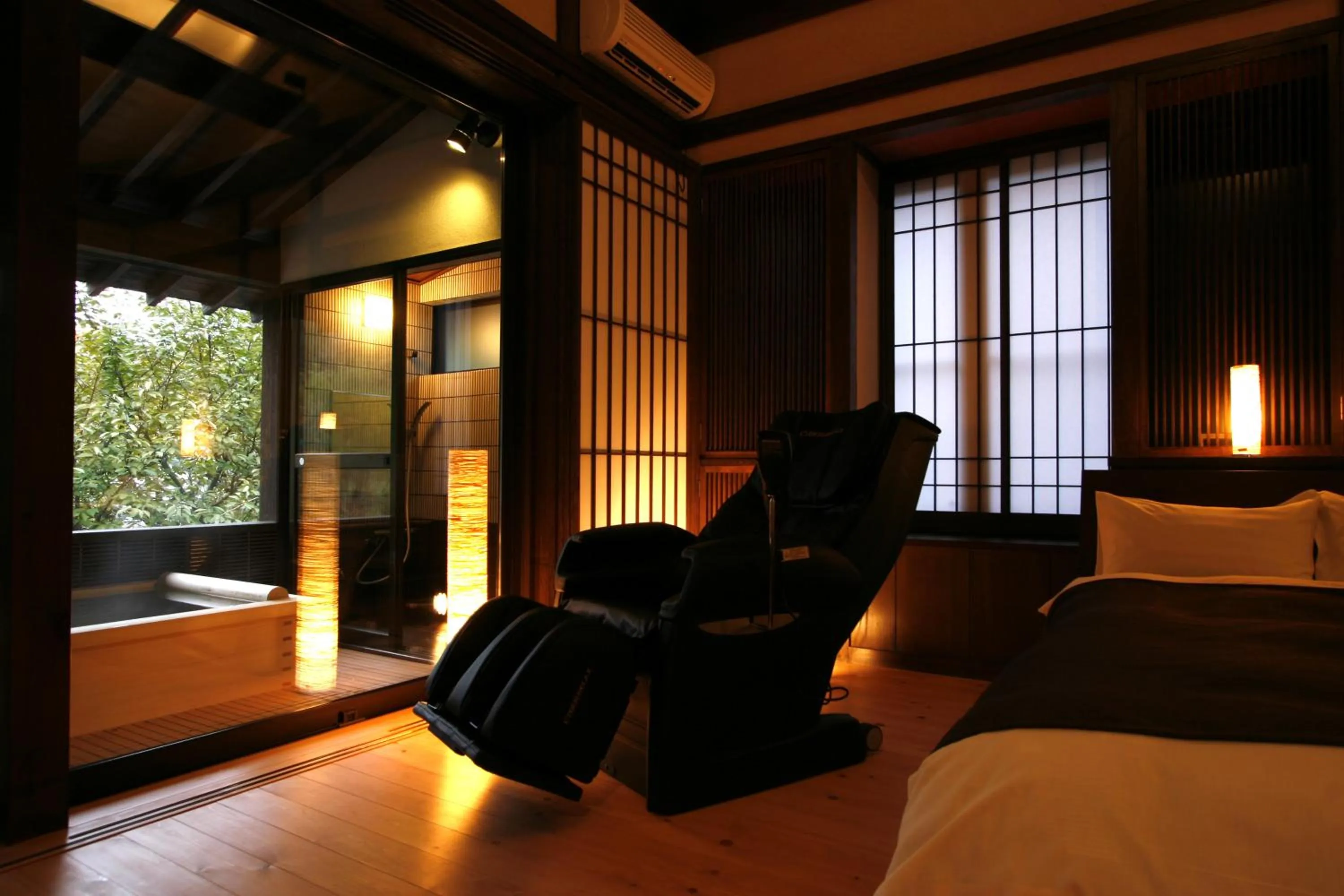 Photo of the whole room, Bed in Syoubun