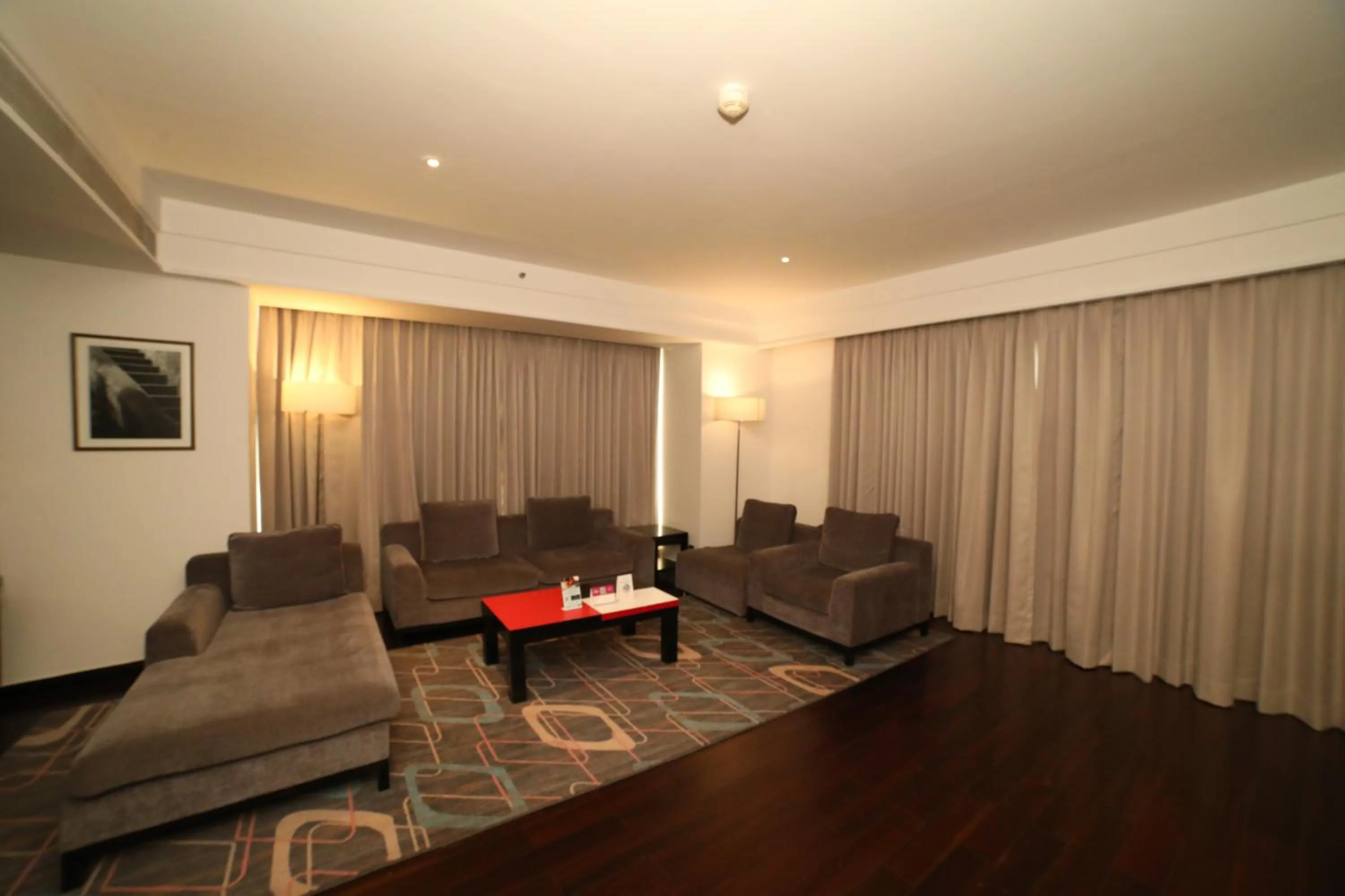 Living room in Crowne Plaza Pune City Centre by IHG