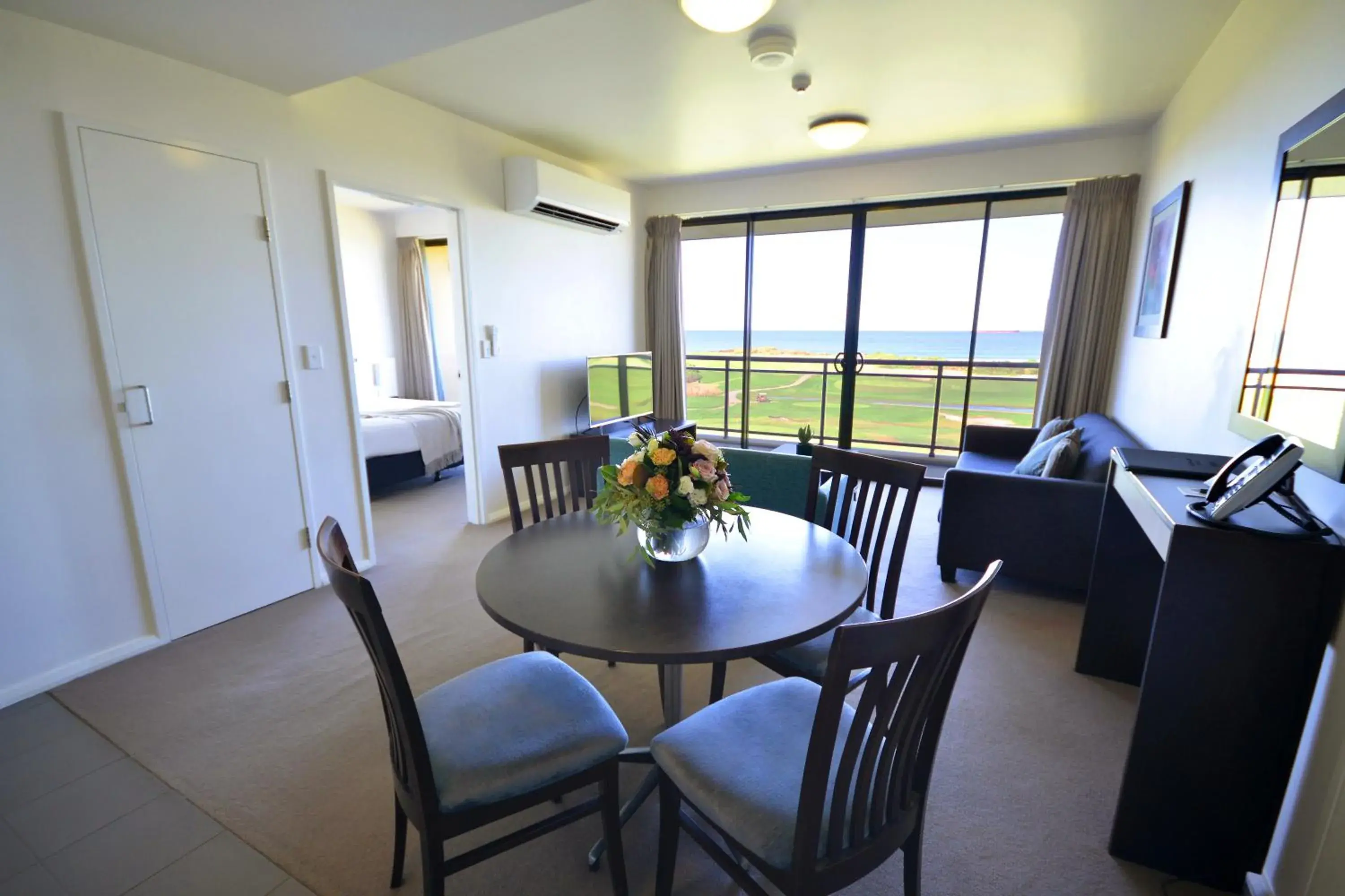 One-Bedroom Apartment with Ocean View in Best Western City Sands One-Bedroom Apartment with Ocean View in Best Western City Sands