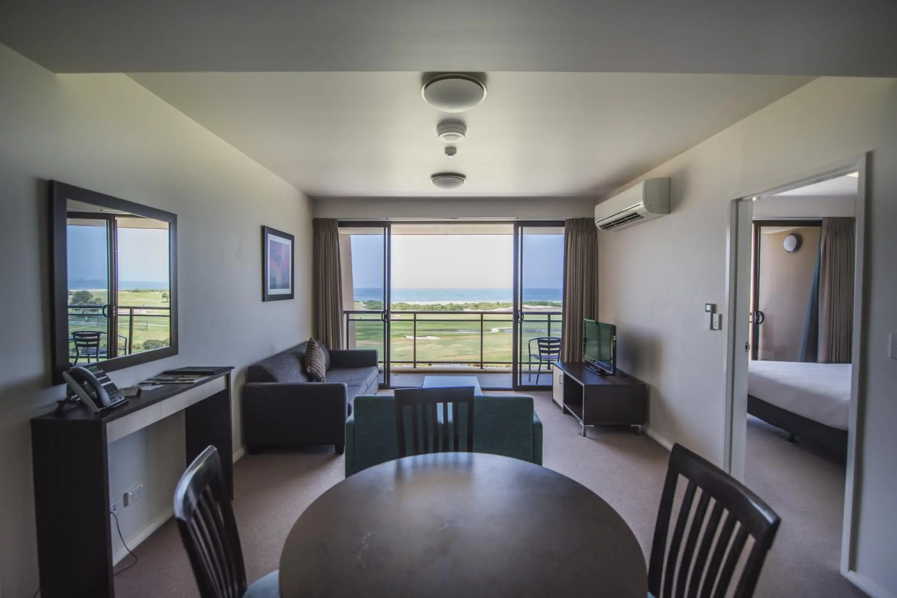 One-Bedroom Apartment with Ocean View in Best Western City Sands One-Bedroom Apartment with Ocean View in Best Western City Sands
