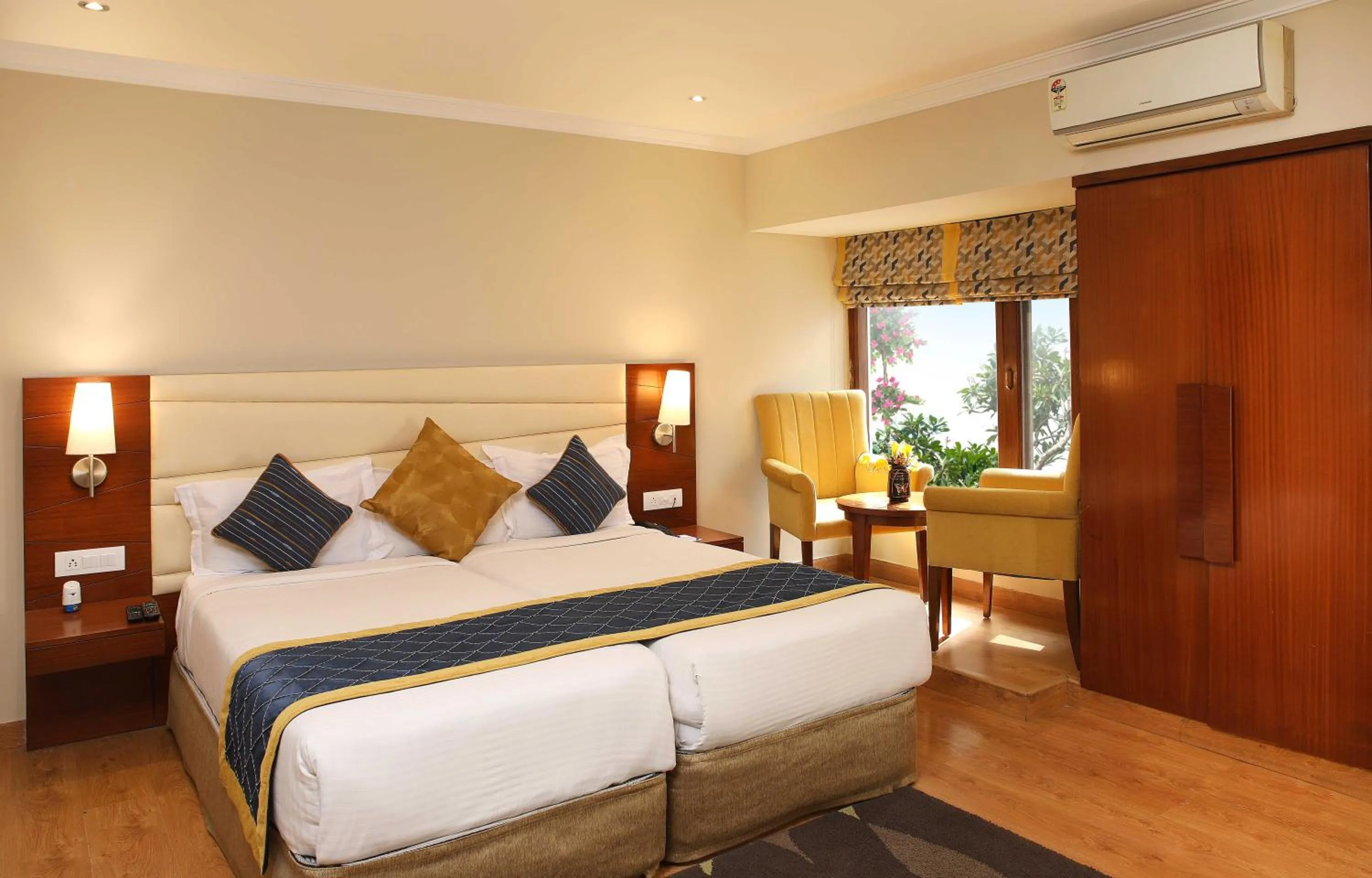 Seating area, Bed in Ahuja Residency Sunder Nagar