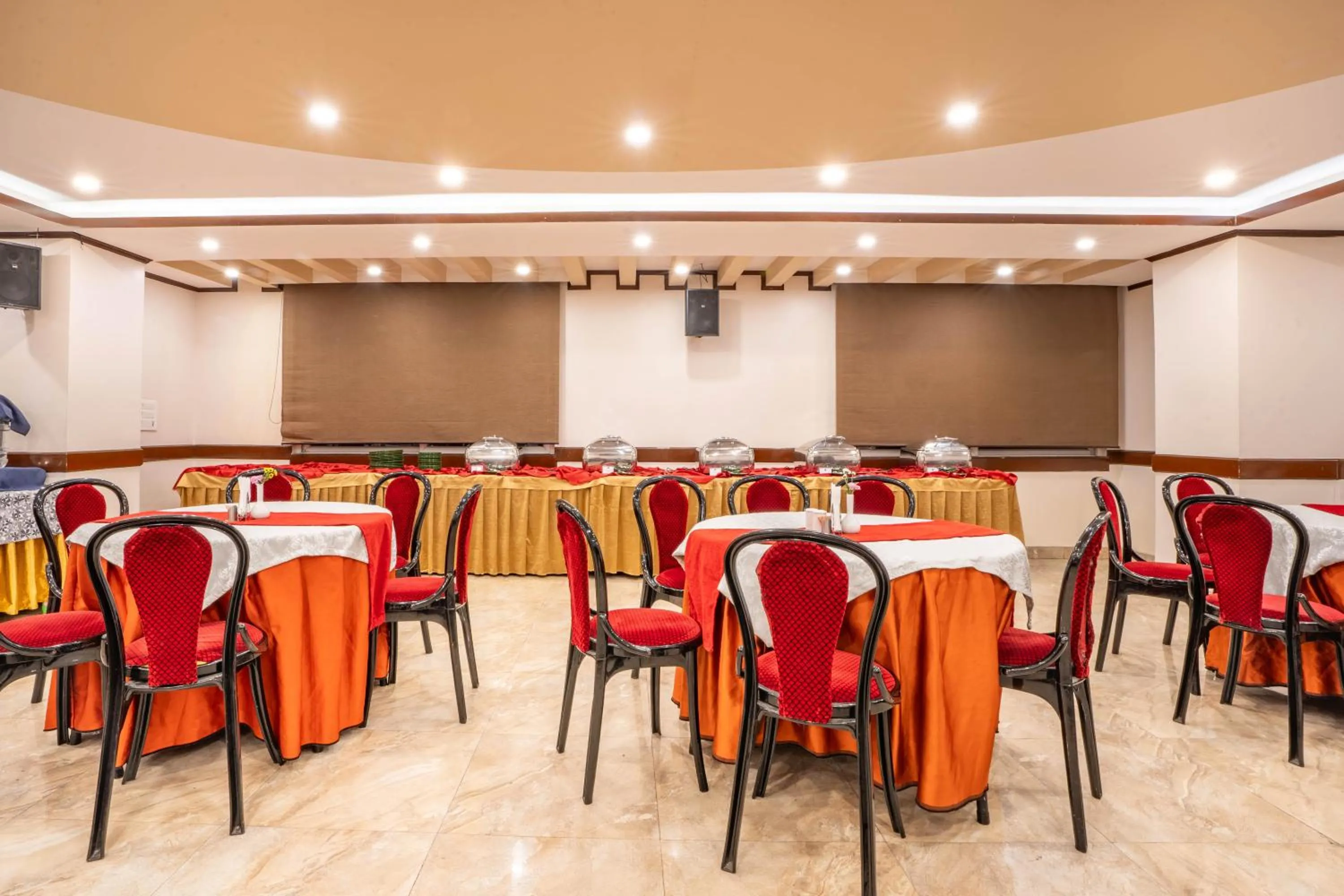 Restaurant/places to eat in Yashshree Jai Hotel & Banquet