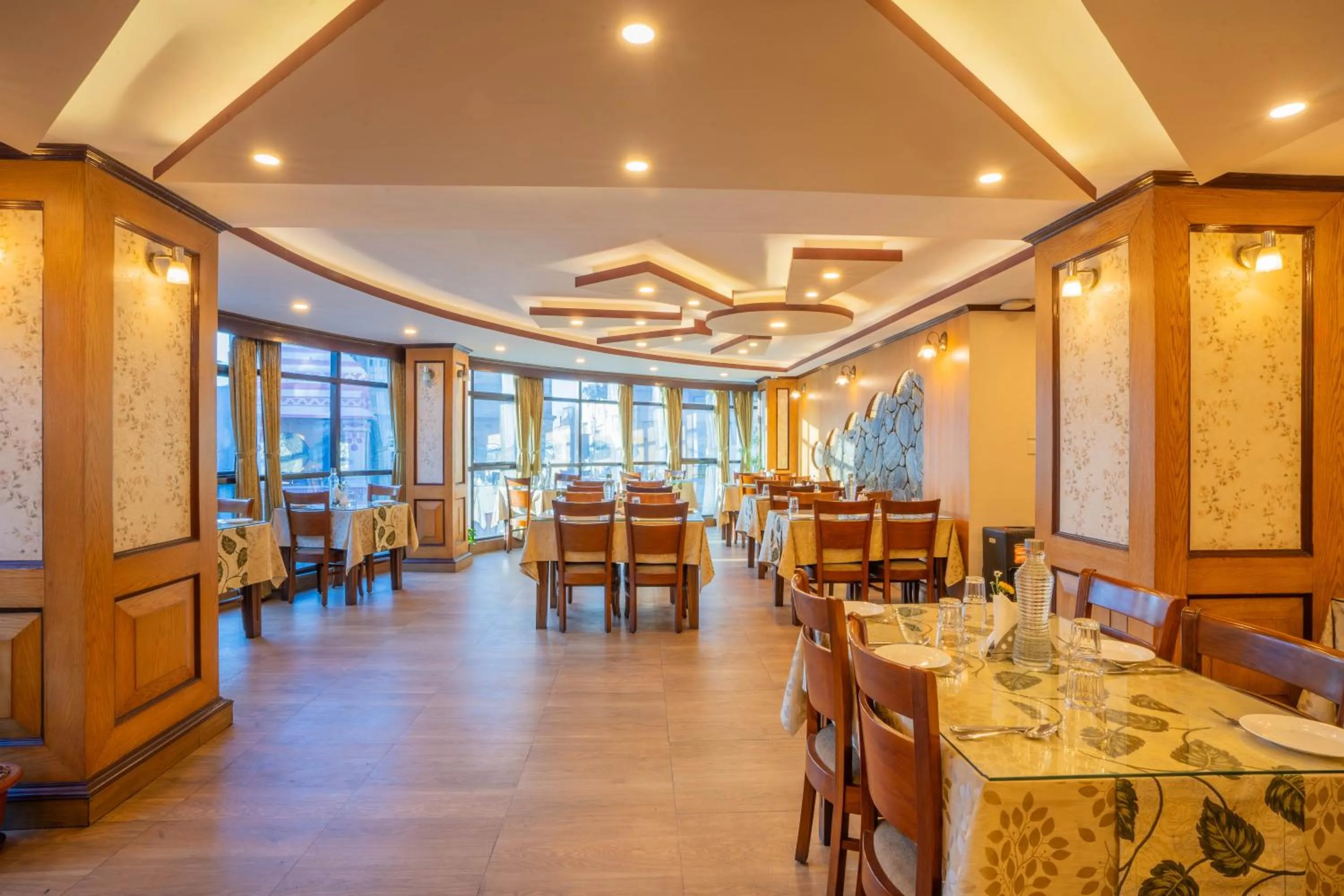 Restaurant/places to eat in Yashshree Jai Hotel & Banquet