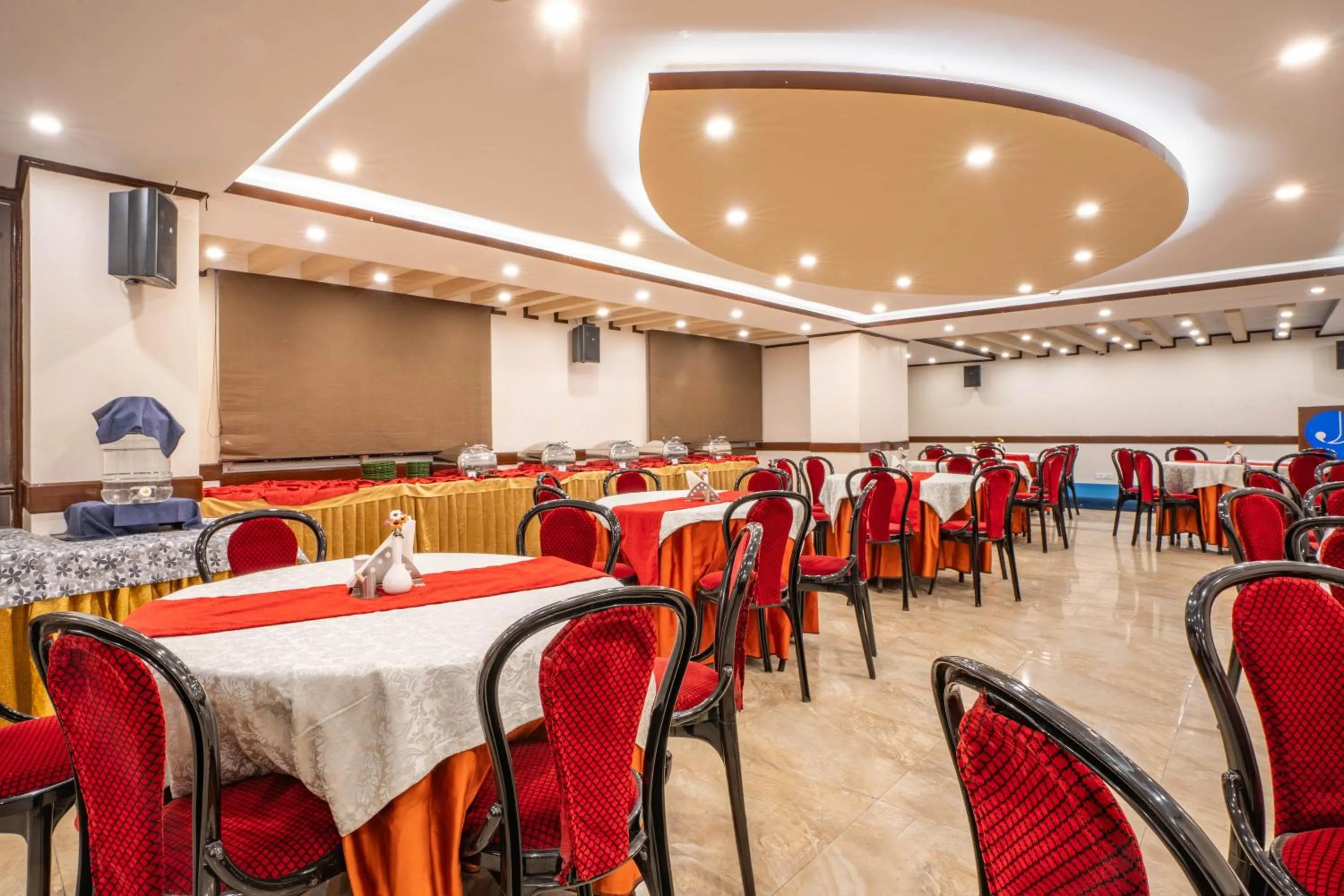 Restaurant/places to eat in Yashshree Jai Hotel & Banquet