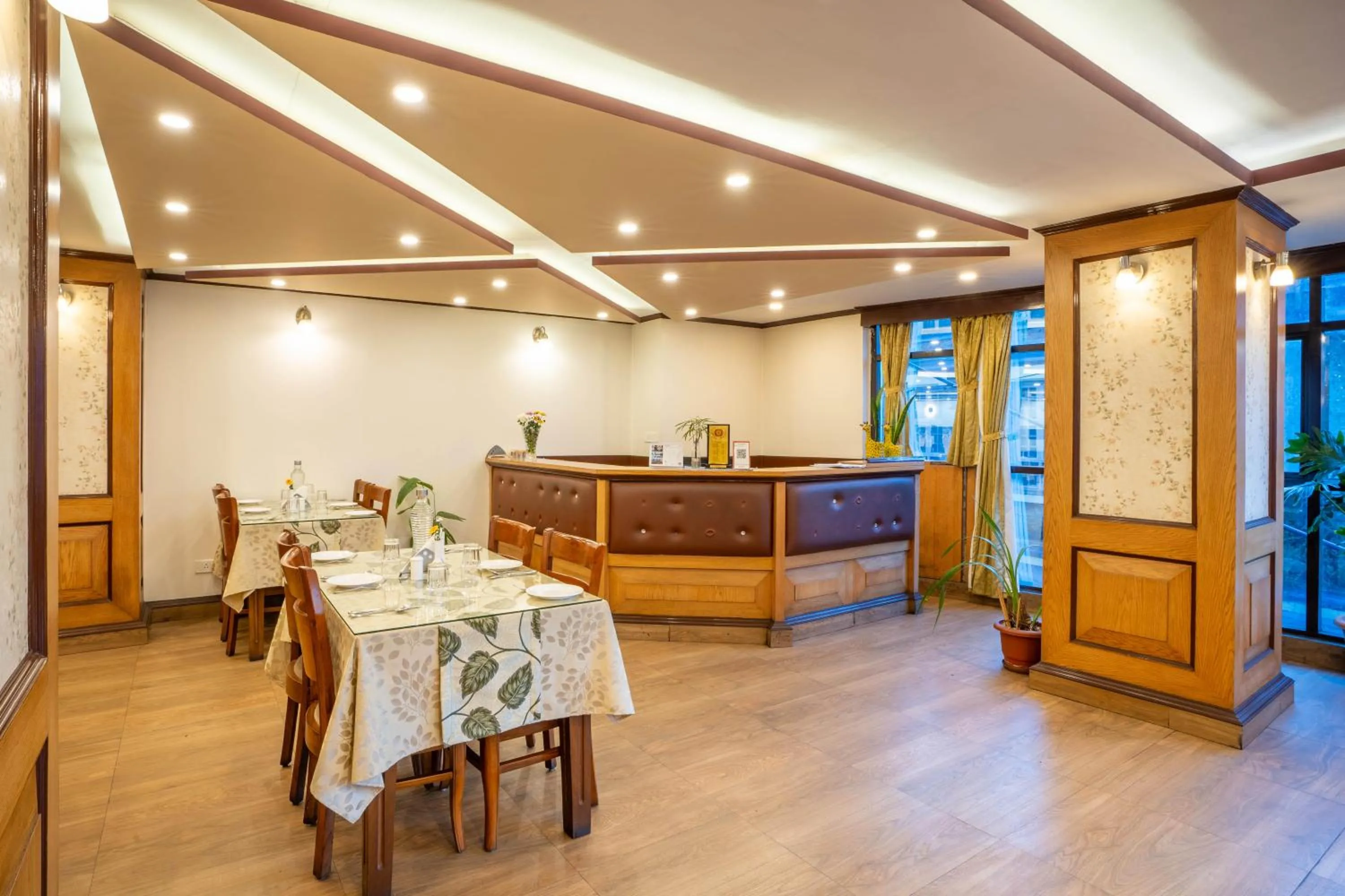 Restaurant/places to eat in Yashshree Jai Hotel & Banquet