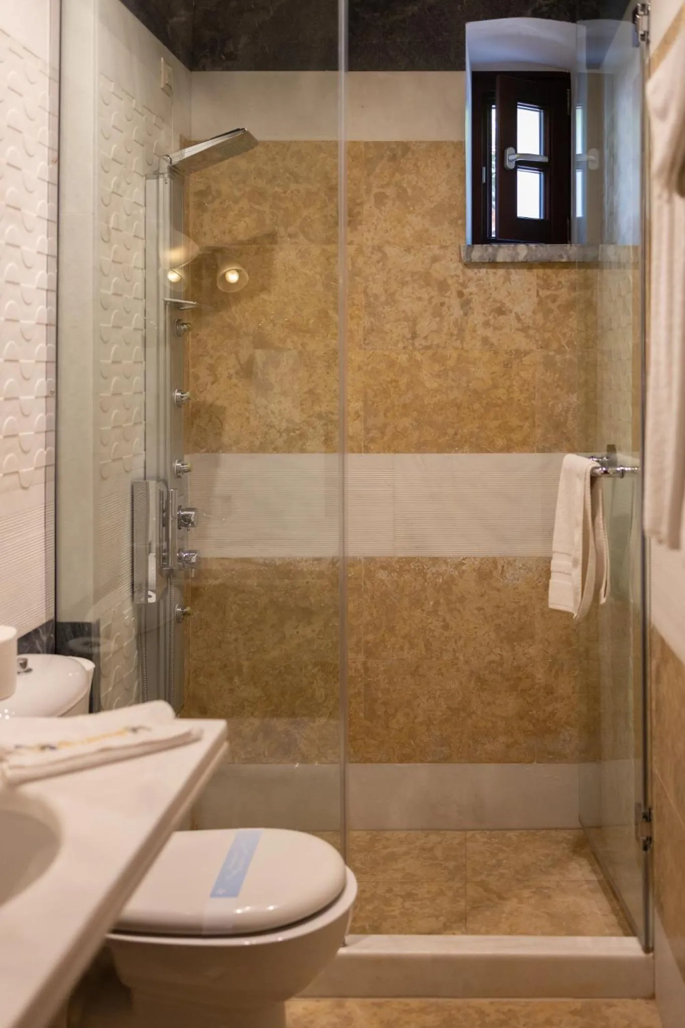Shower in Petritis Guesthouse