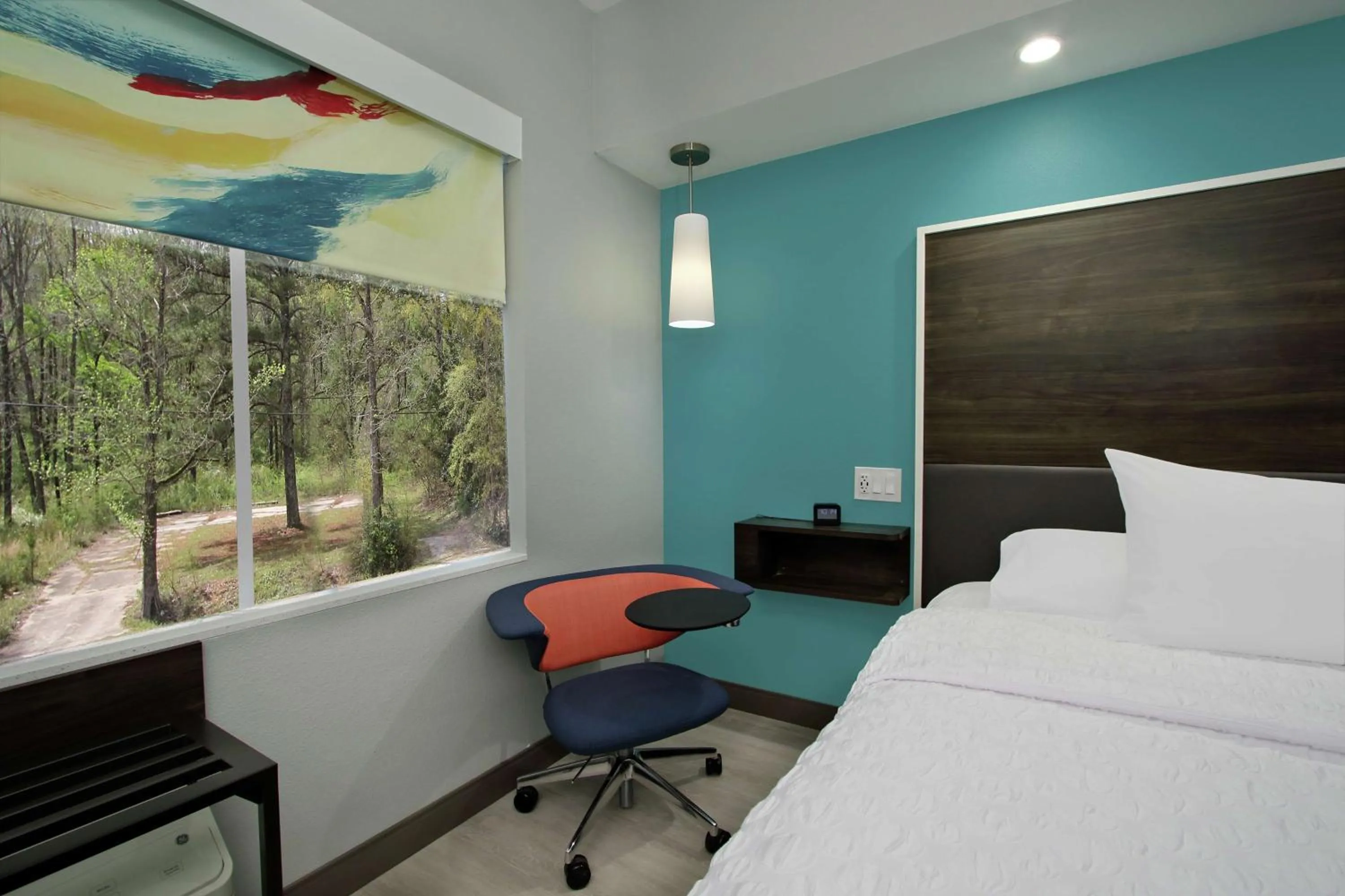 Living room, Bed in Tru By Hilton Meridian