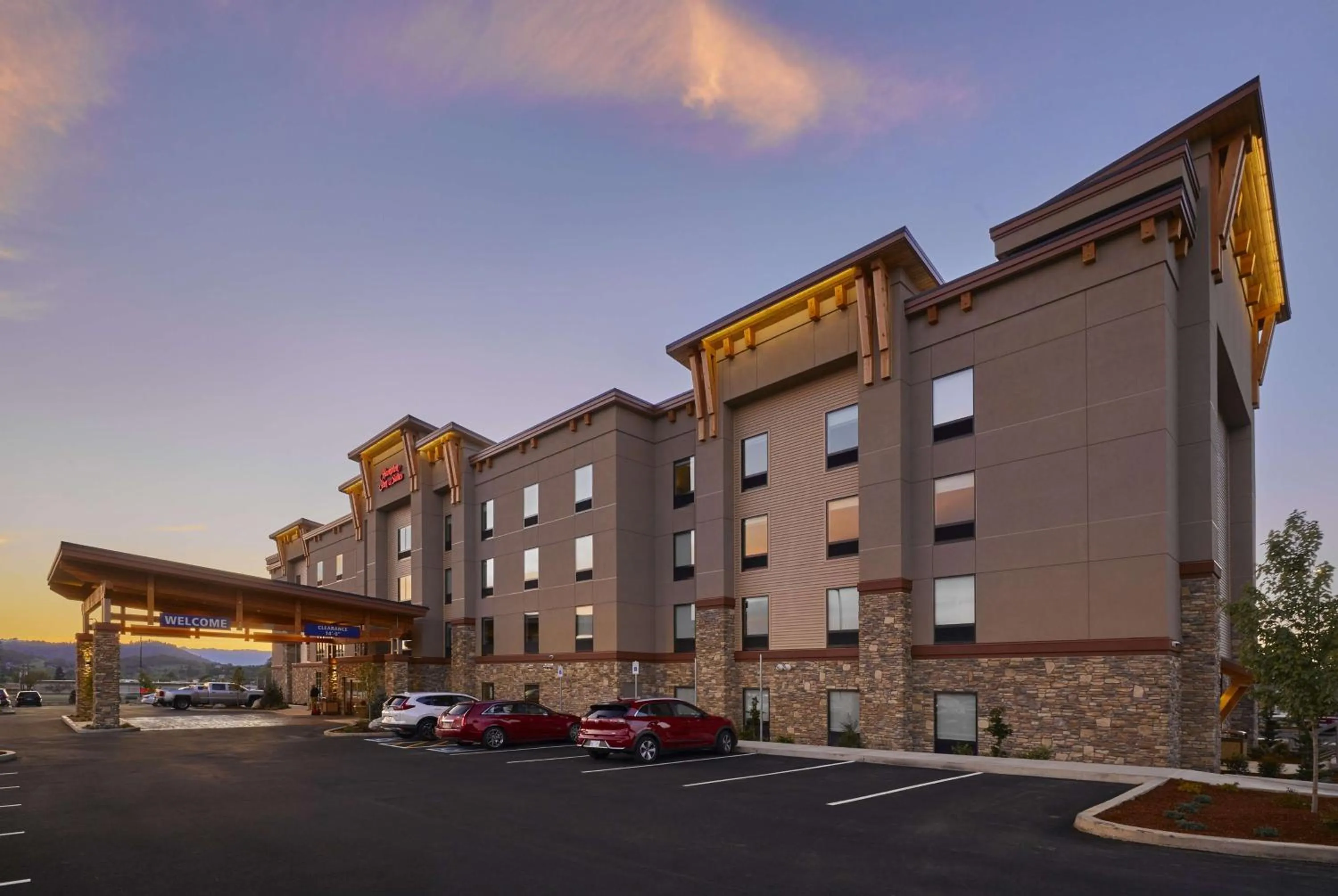 Property building in Hampton Inn & Suites Roseburg
