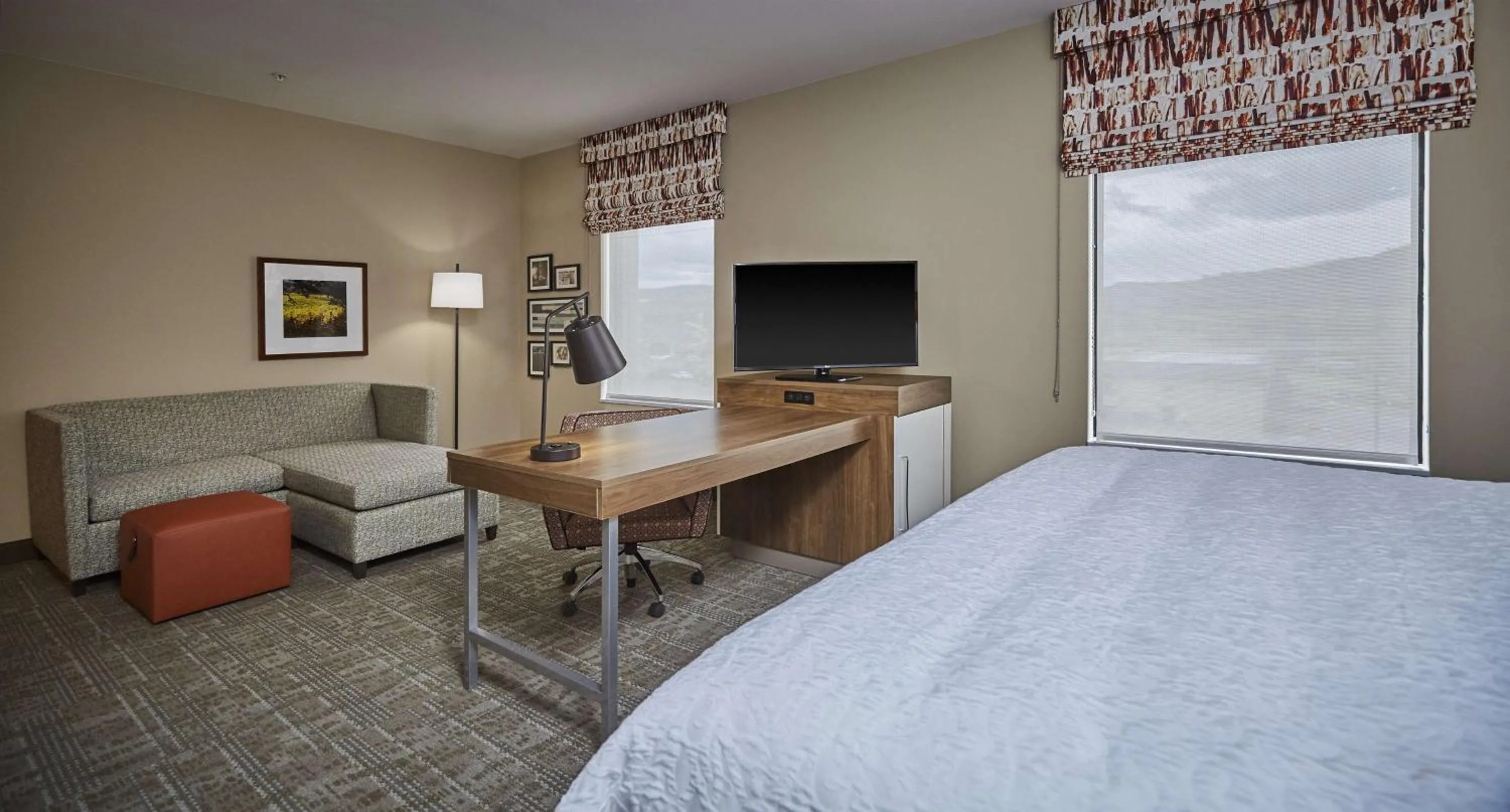 Bedroom, Bed in Hampton Inn & Suites Roseburg
