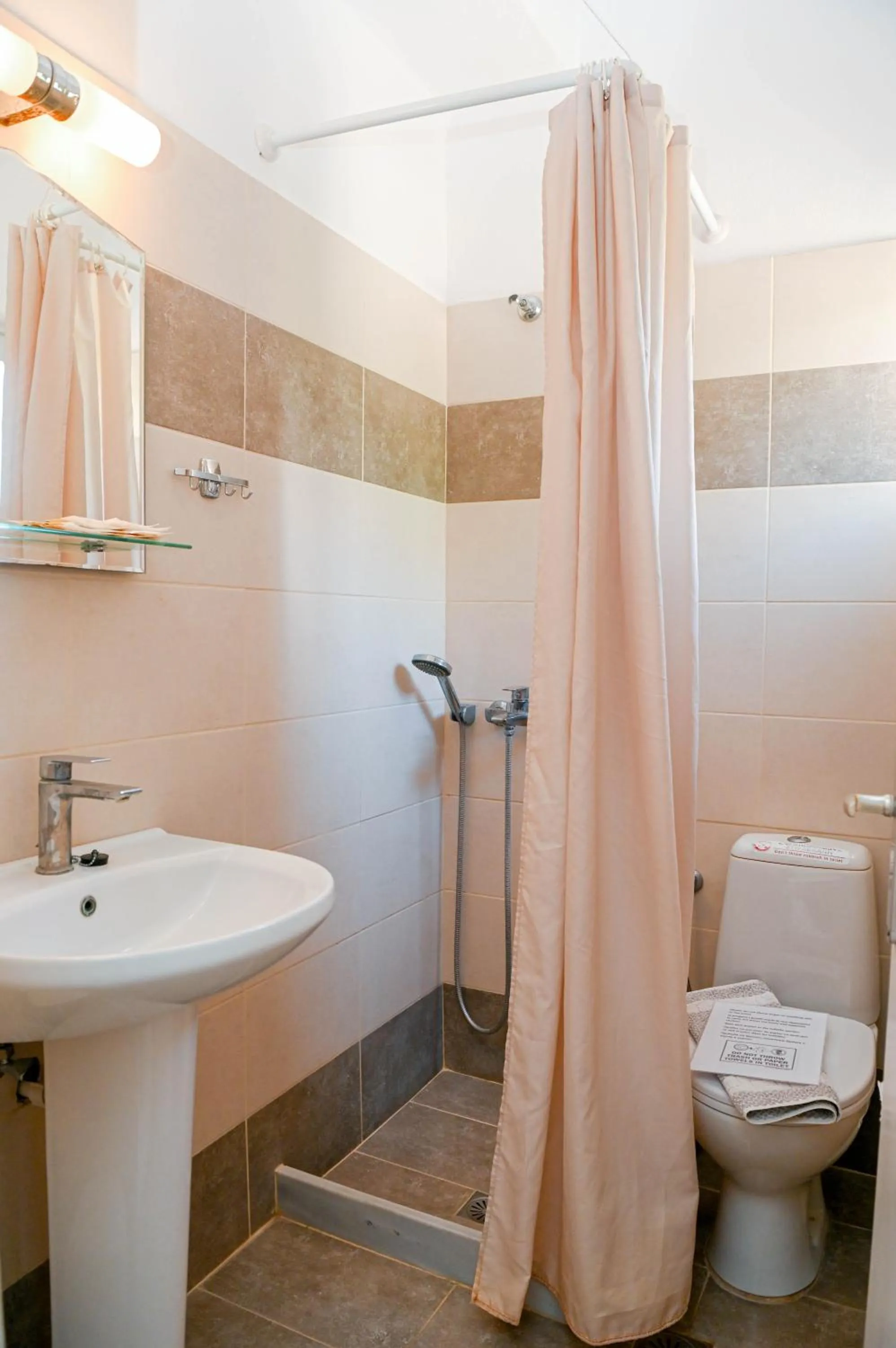 Toilet in Narkissos Hotel