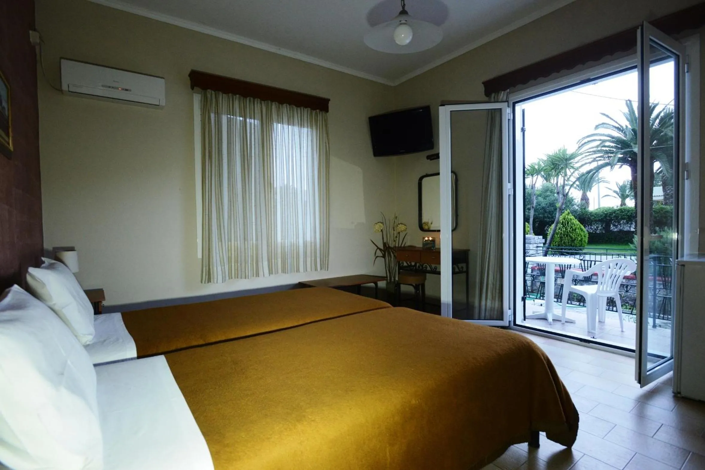 Photo of the whole room, Bed in Argo Hotel