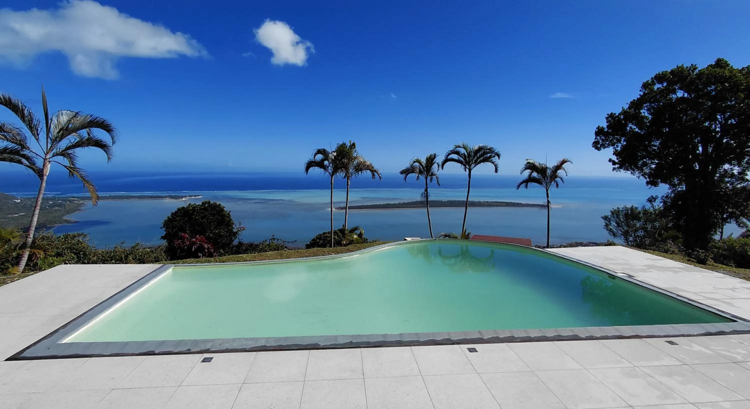 Pool view in Hotel Chalets Chamarel