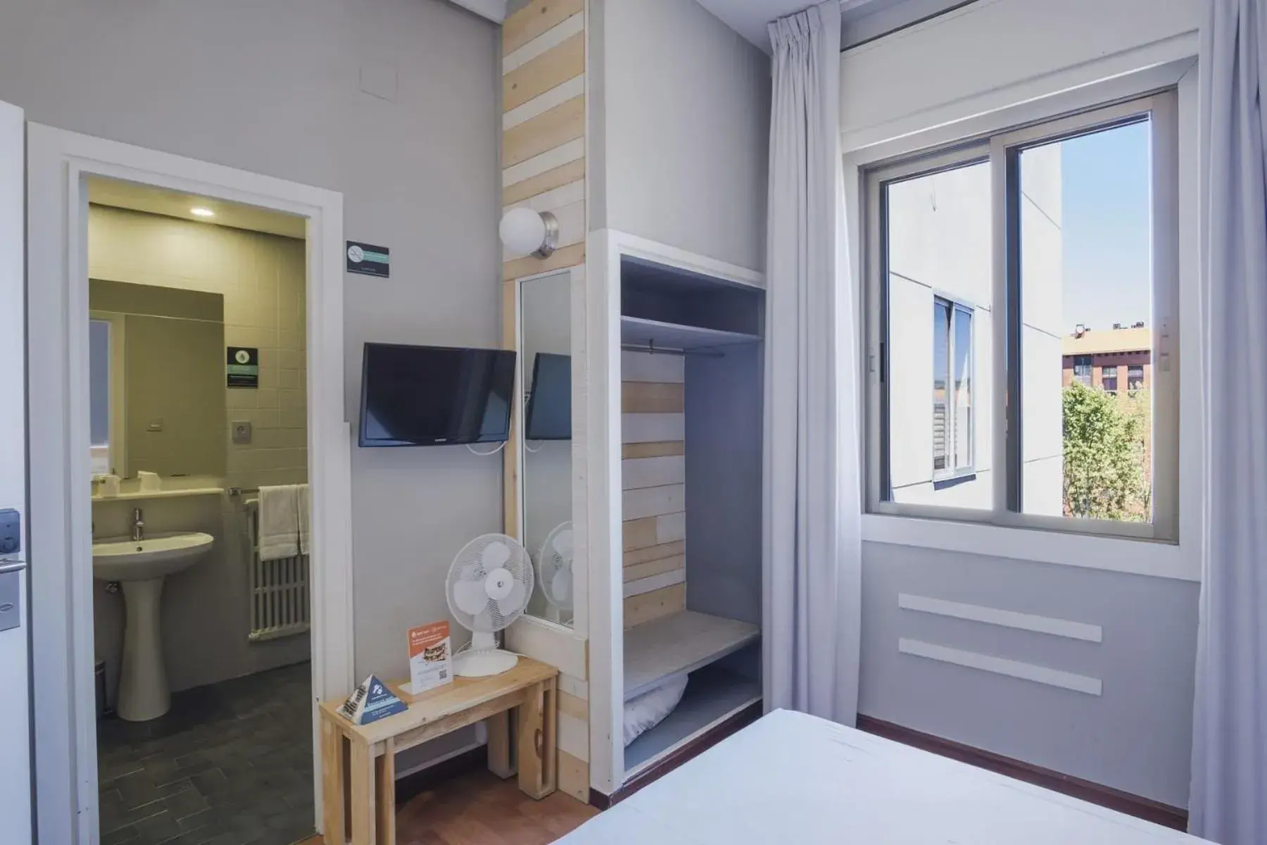 Photo of the whole room, Bed in Hotel Alda Centro Ponferrada Photo of the whole room, Bed in Hotel Alda Centro Ponferrada