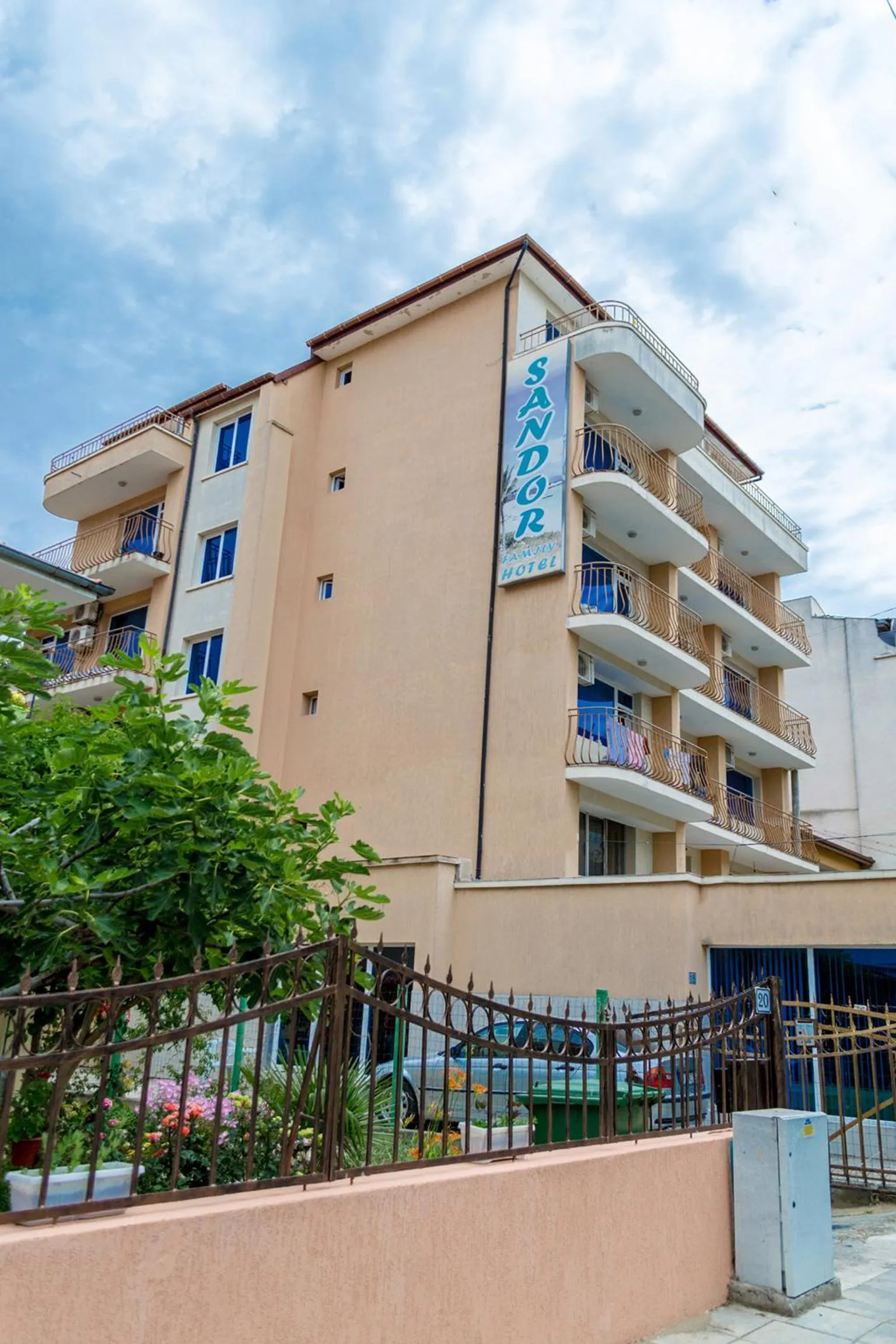 Facade/entrance in Sandor Hotel