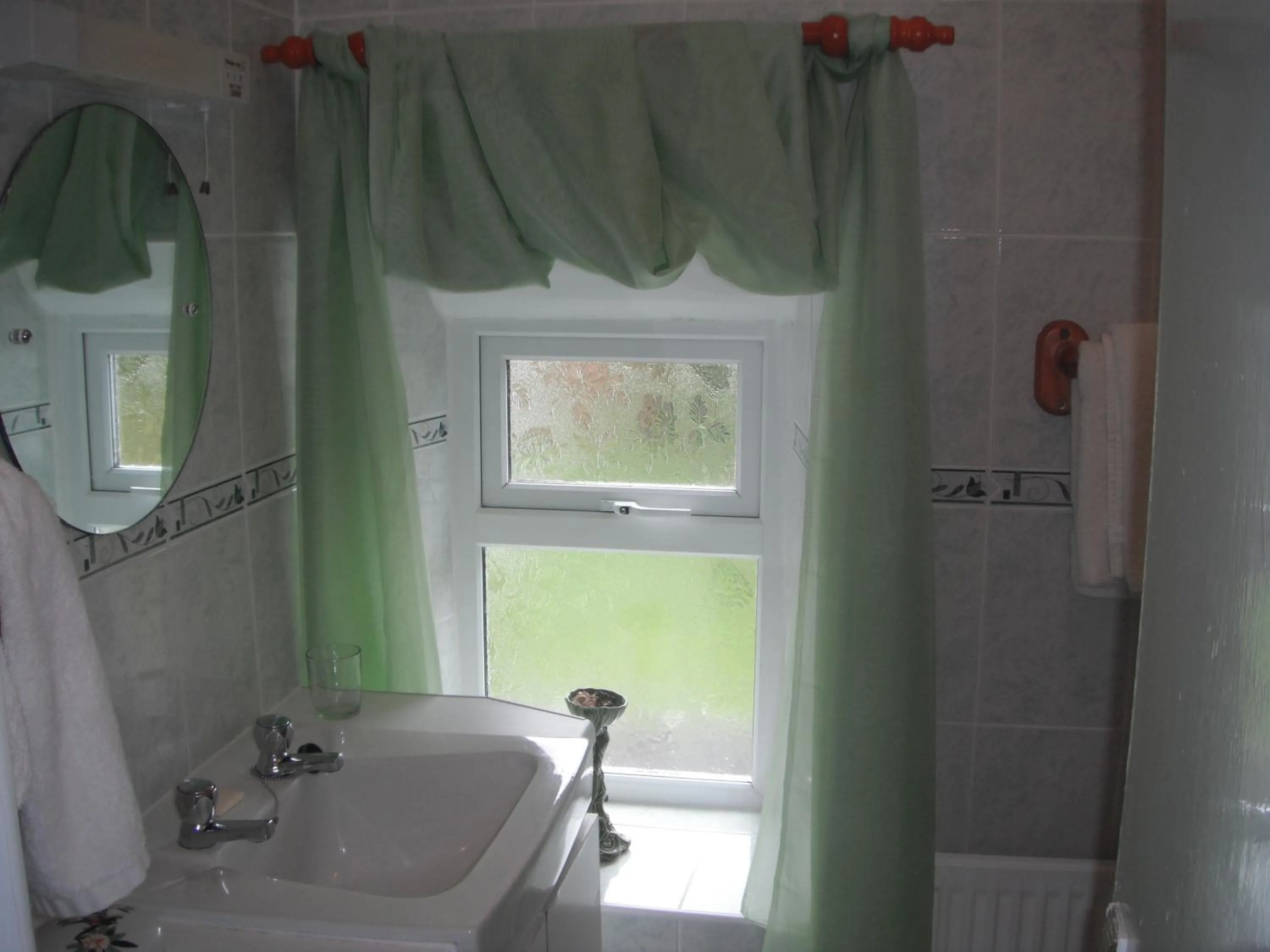 Bathroom in Castlemaine House B&B