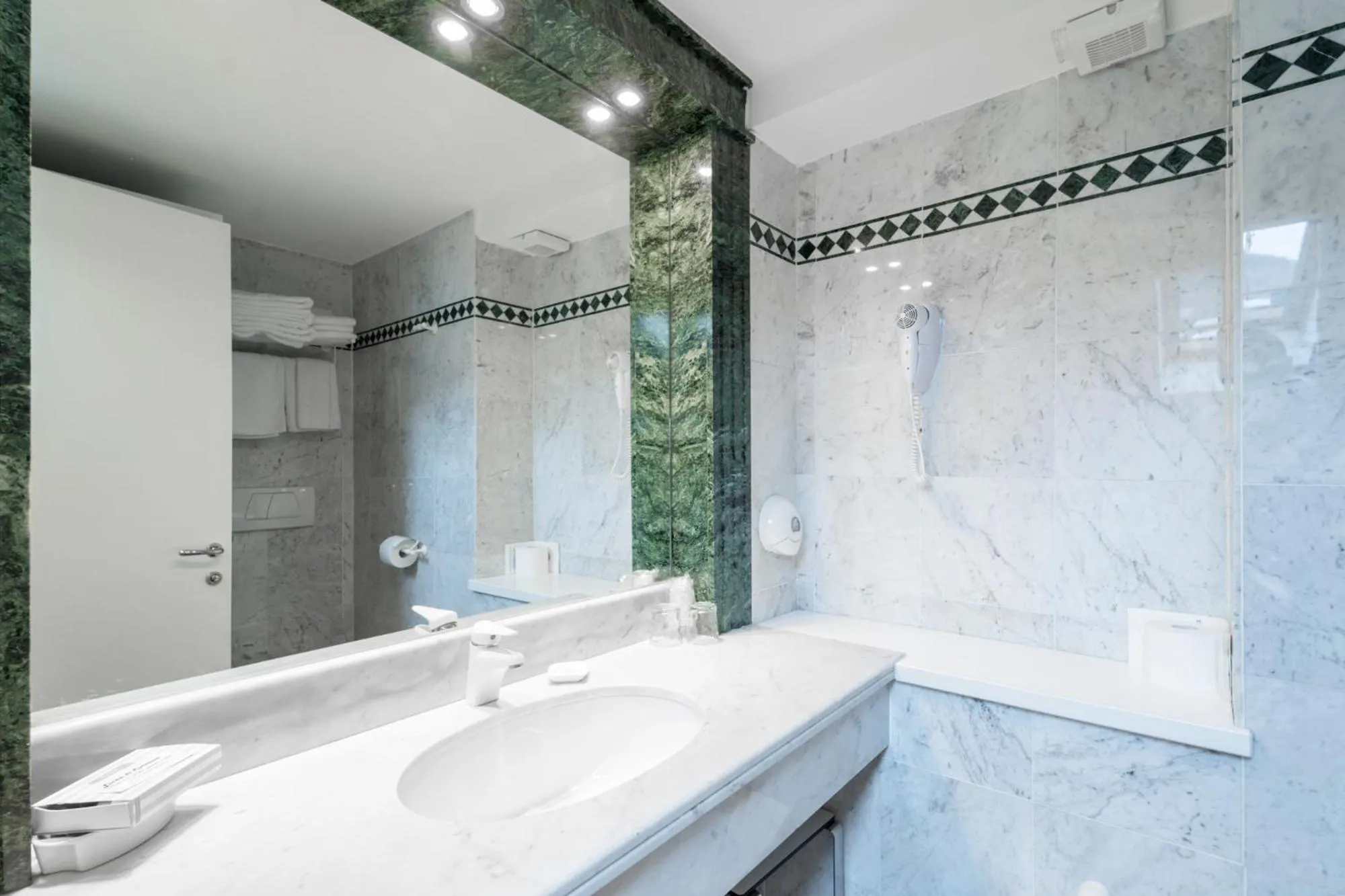 Shower in Negritella Sweet Hotel