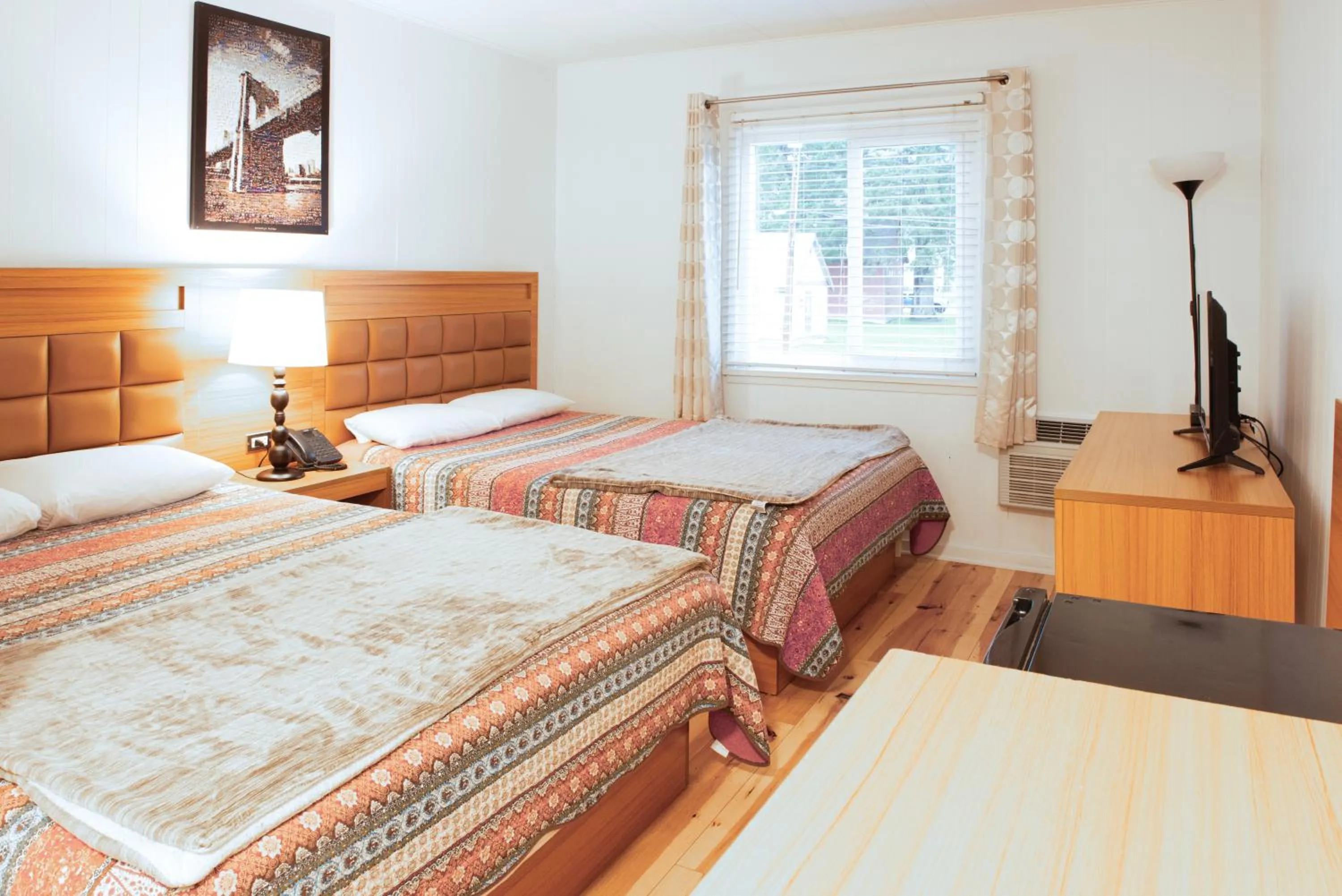 Bed in Pemberton Hotel (Motel)