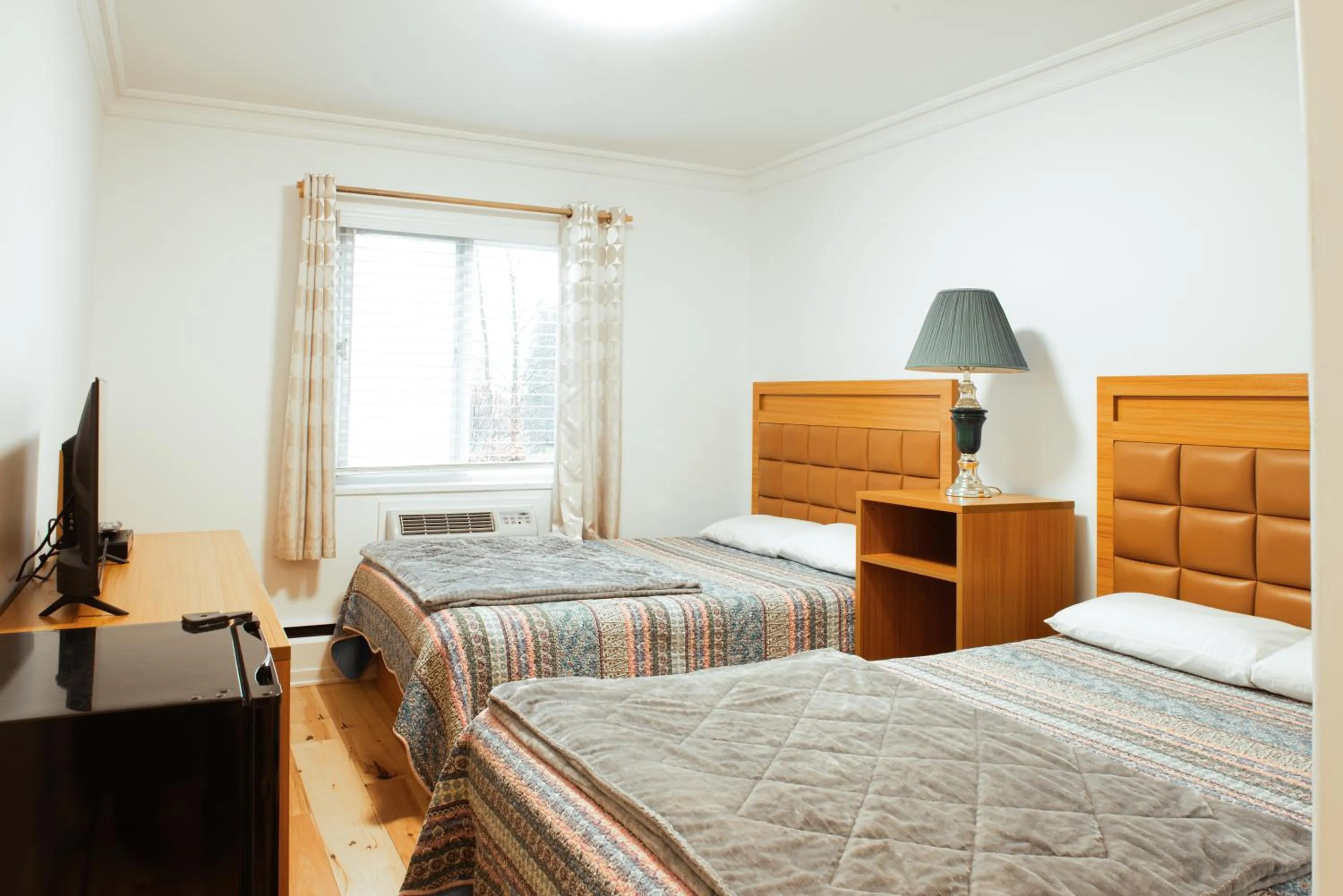 Bed in Pemberton Hotel (Motel)