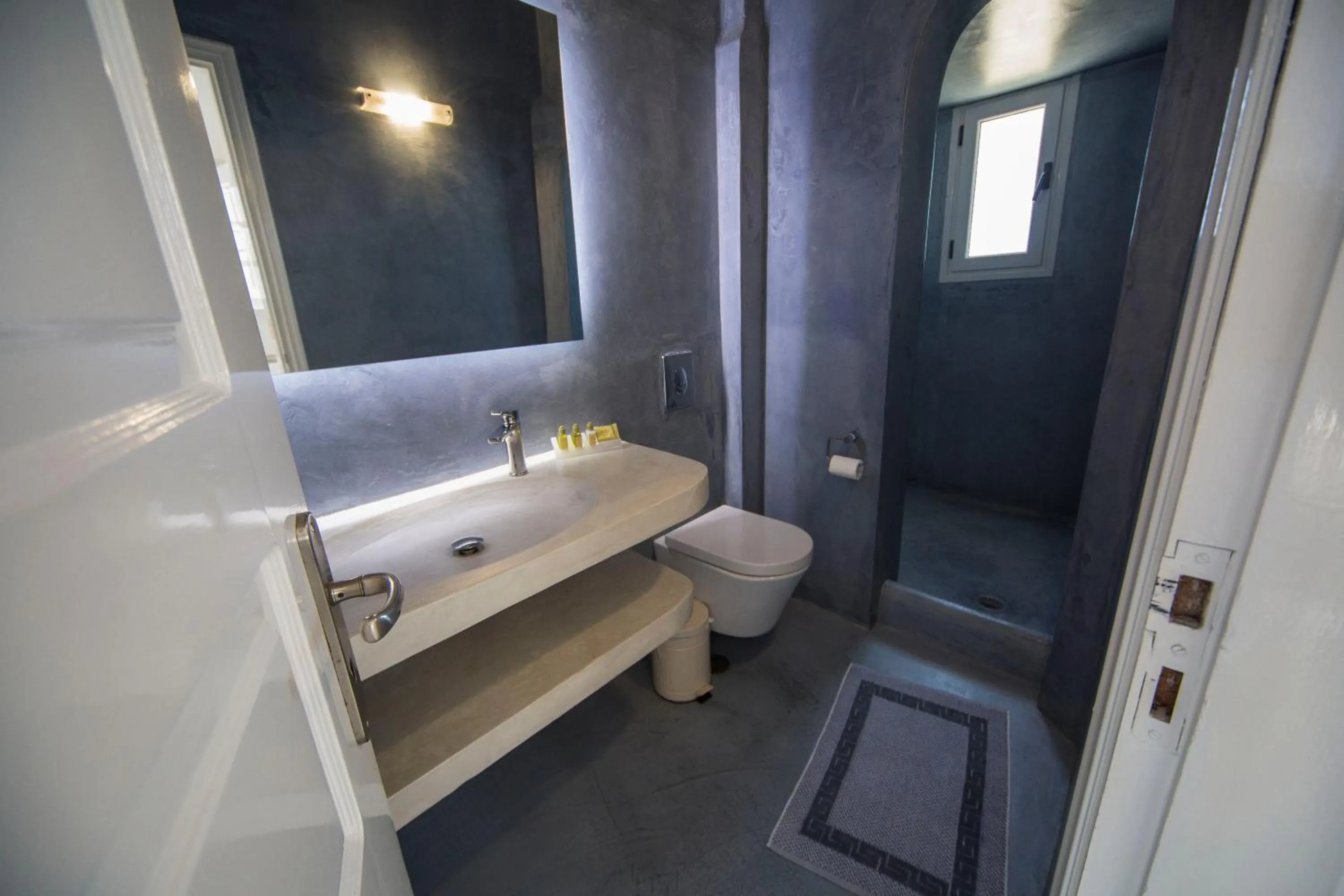 Bathroom, Bed in Ianthe Apartments & Villa