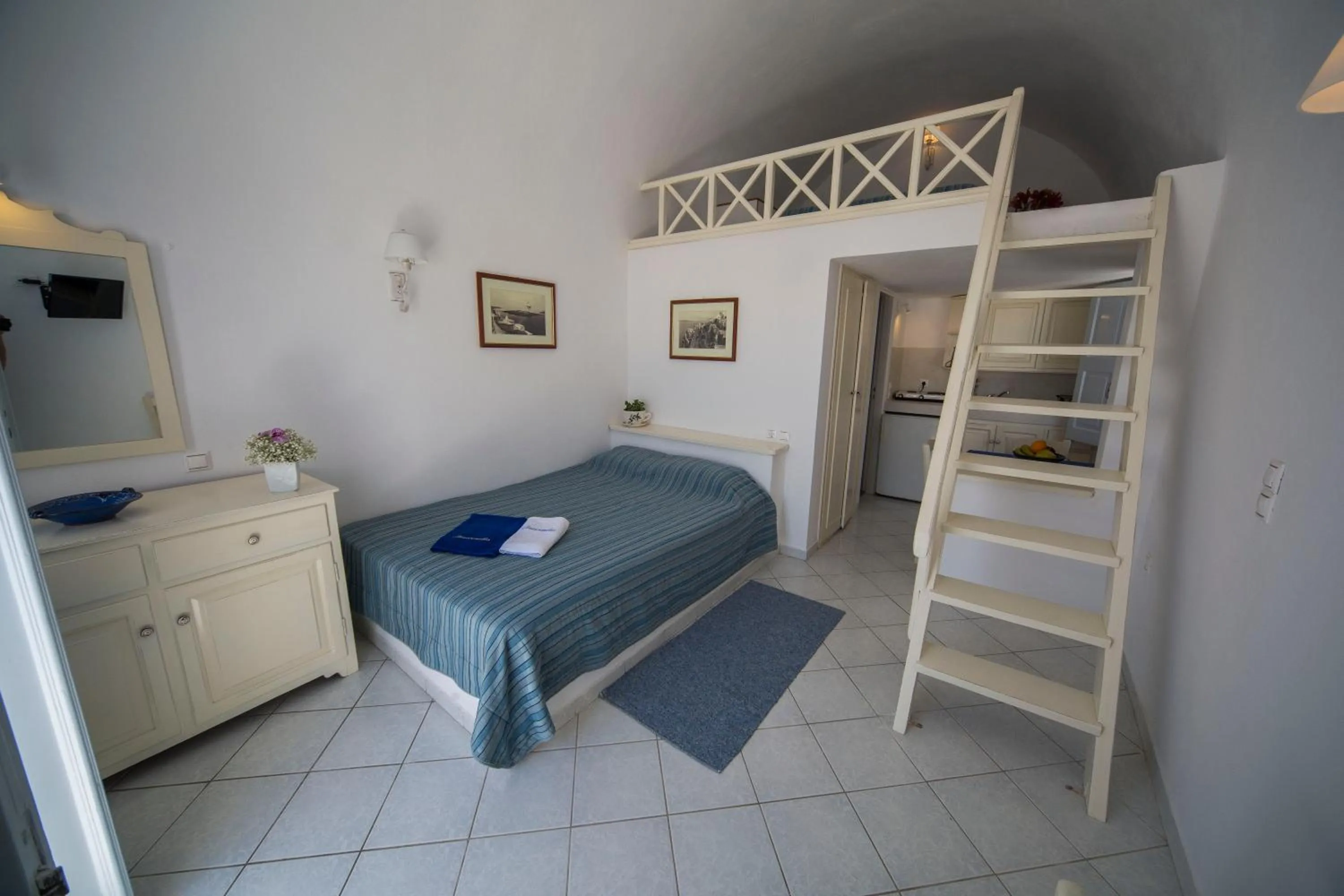 Photo of the whole room, Bed in Ianthe Apartments & Villa