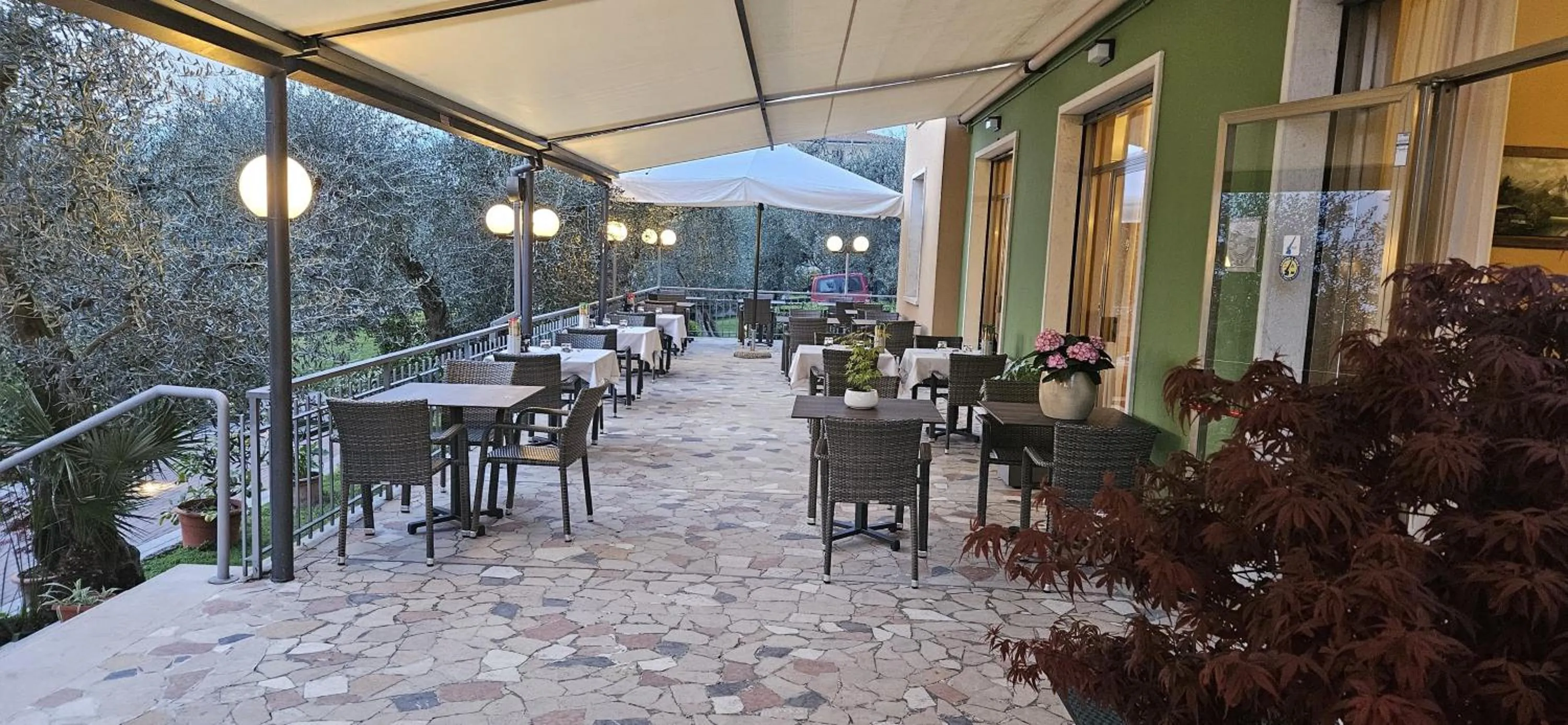 Restaurant/places to eat in Hotel Garden