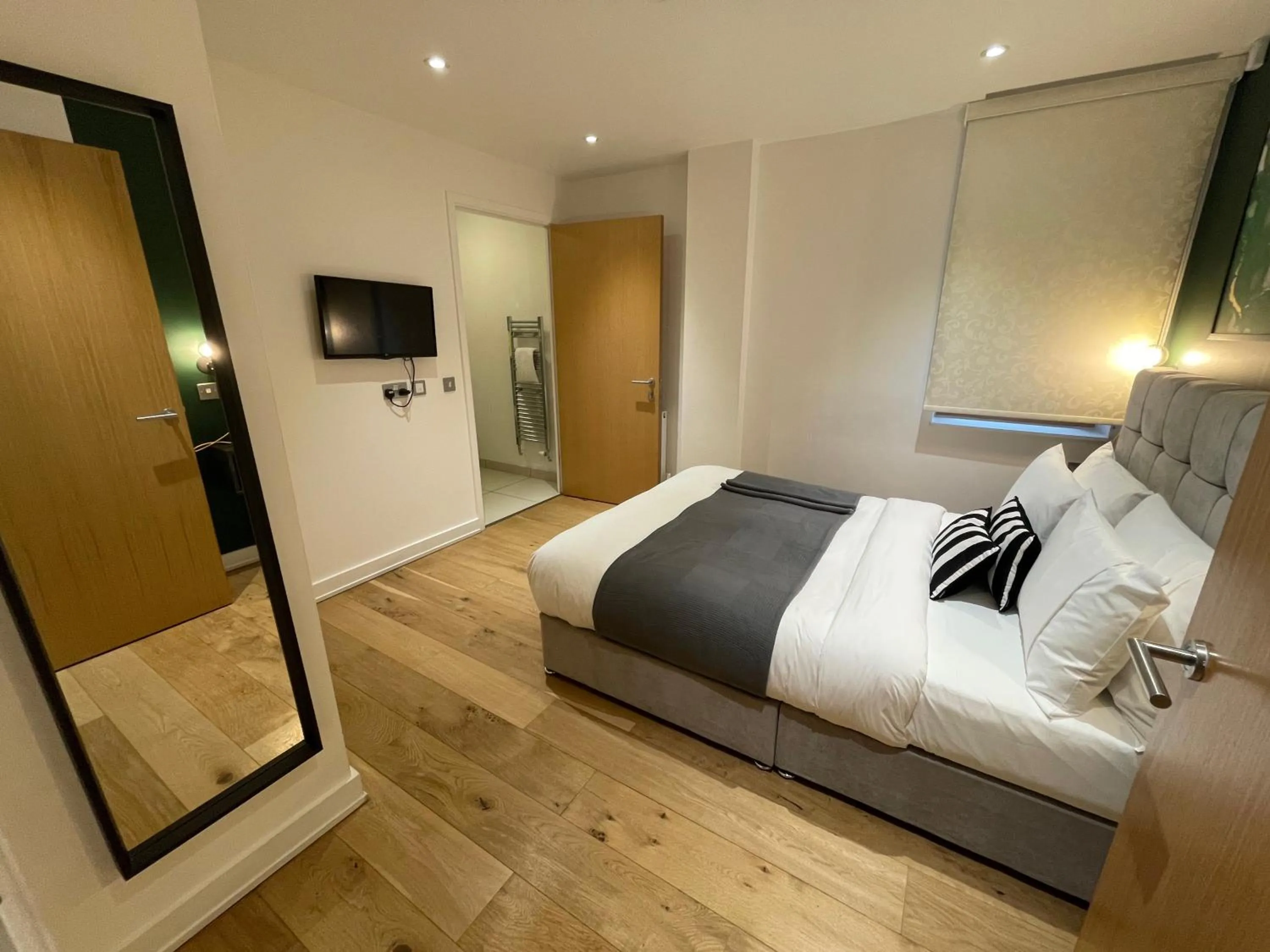 TV and multimedia, Bed in Quay Apartments Manchester