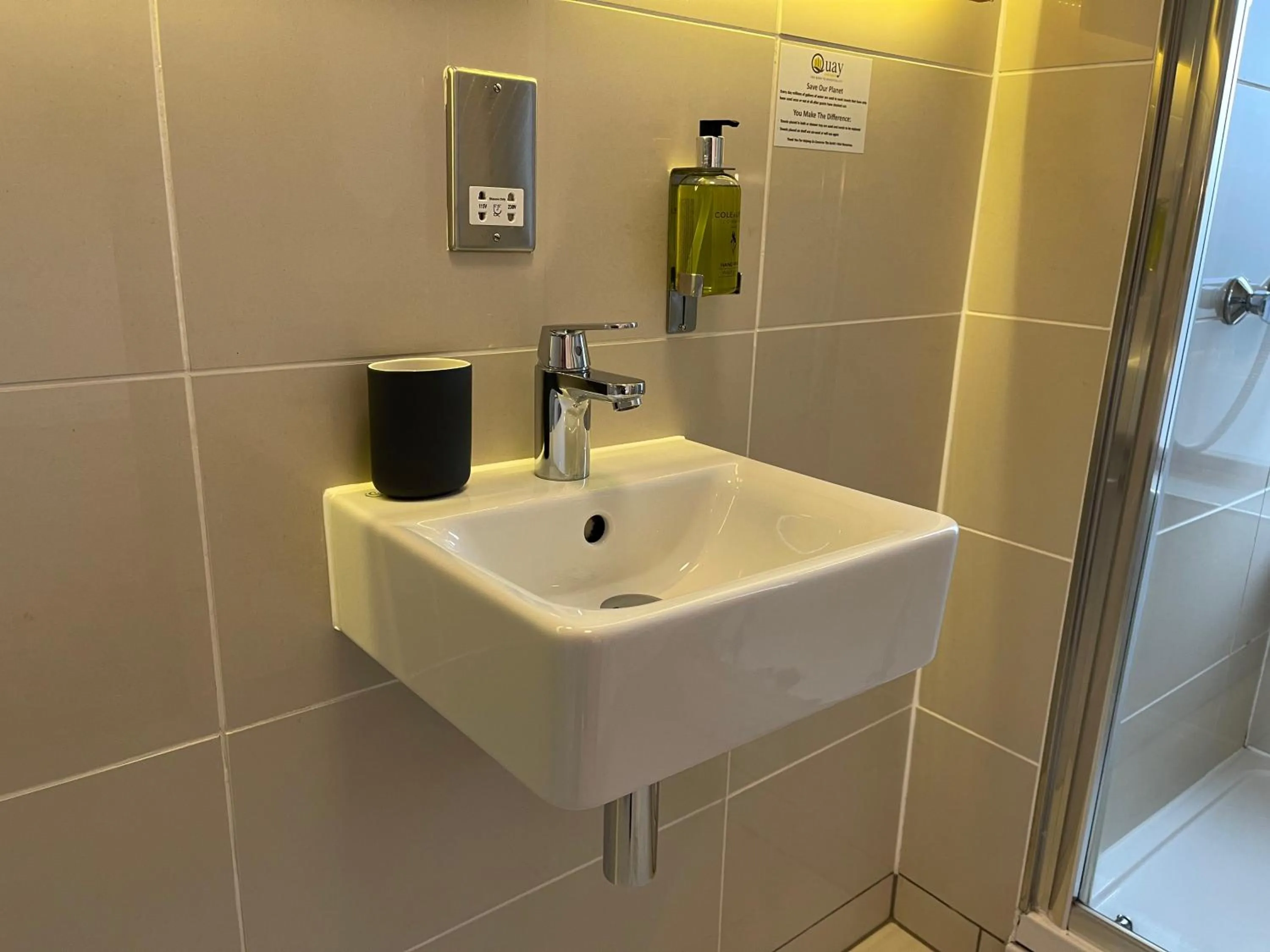 Bathroom in Quay Apartments Manchester