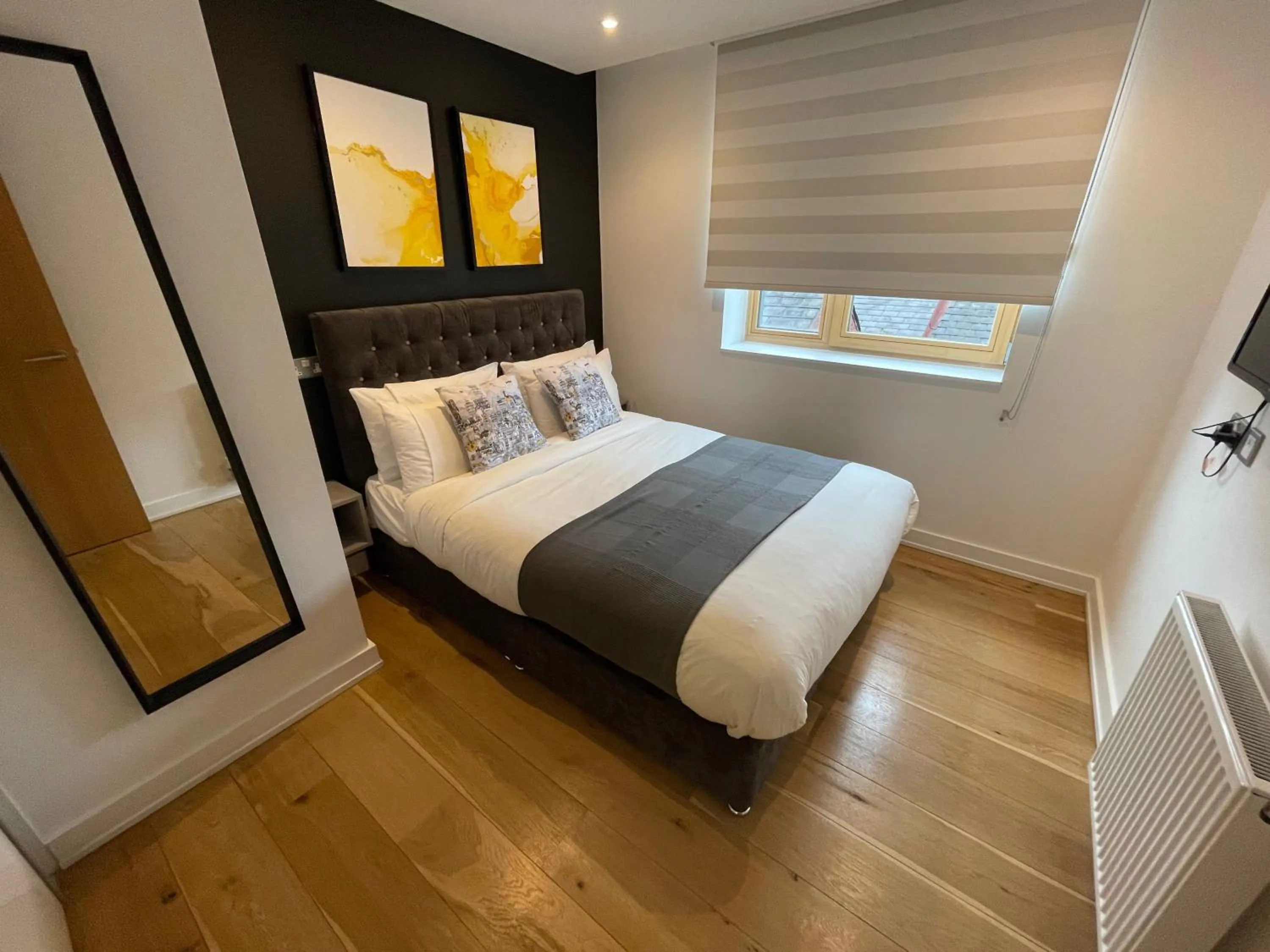 Bedroom, Bed in Quay Apartments Manchester
