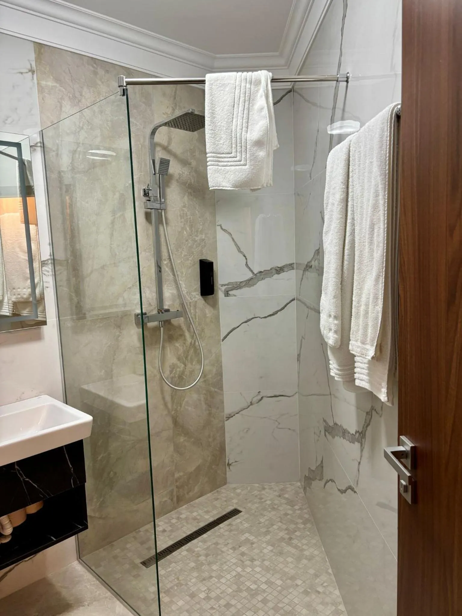 Shower in Hotel President