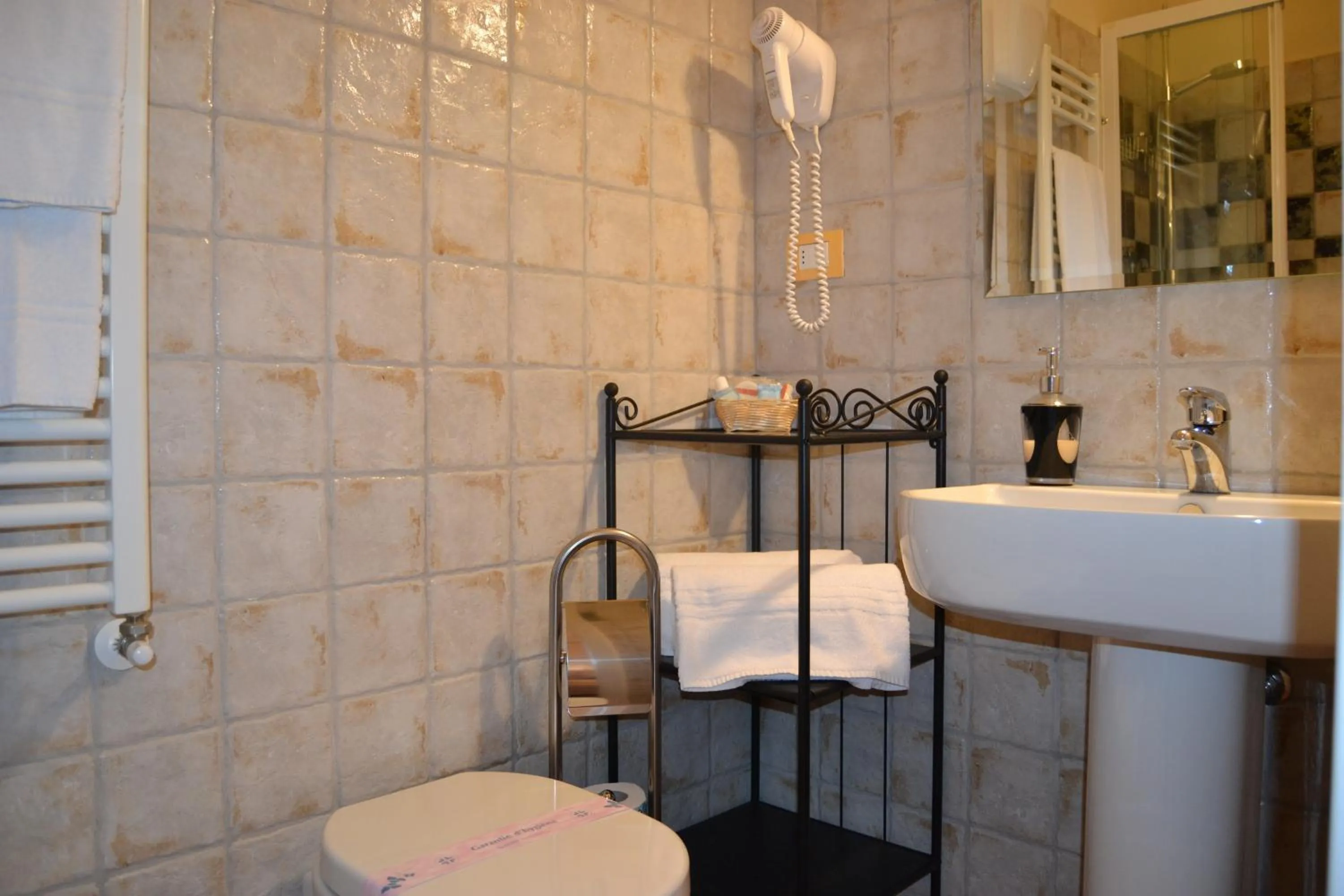 Bathroom in B&B Quattro Cantoni