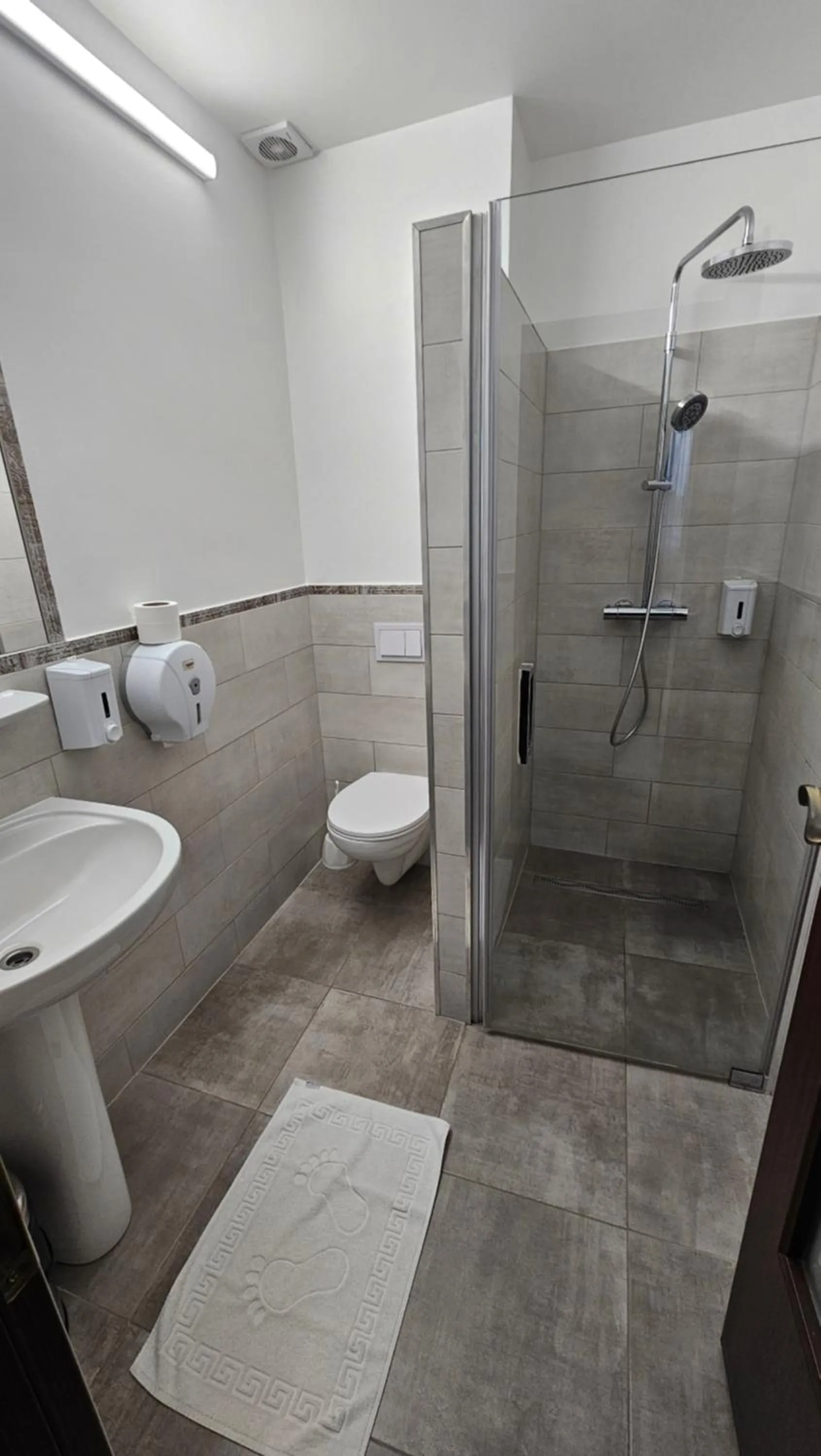 Shower in Hotel Poarta Transilvaniei