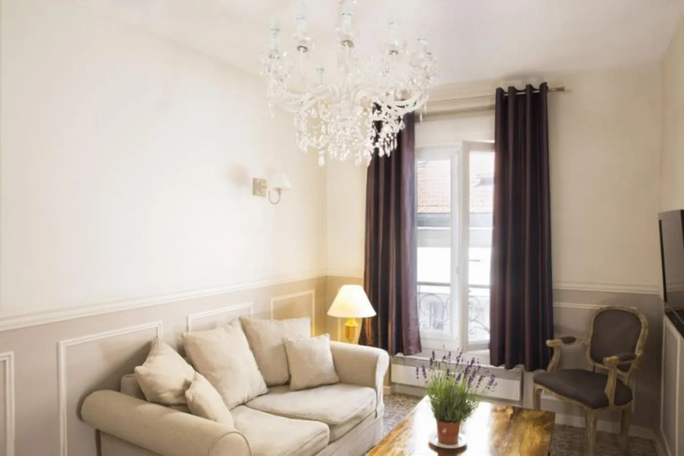 Living room in Bastille Hostel