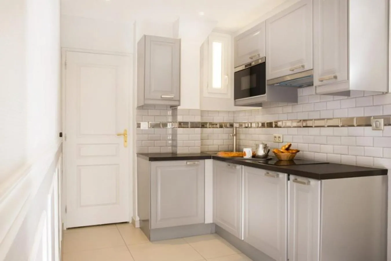 kitchen in Bastille Hostel