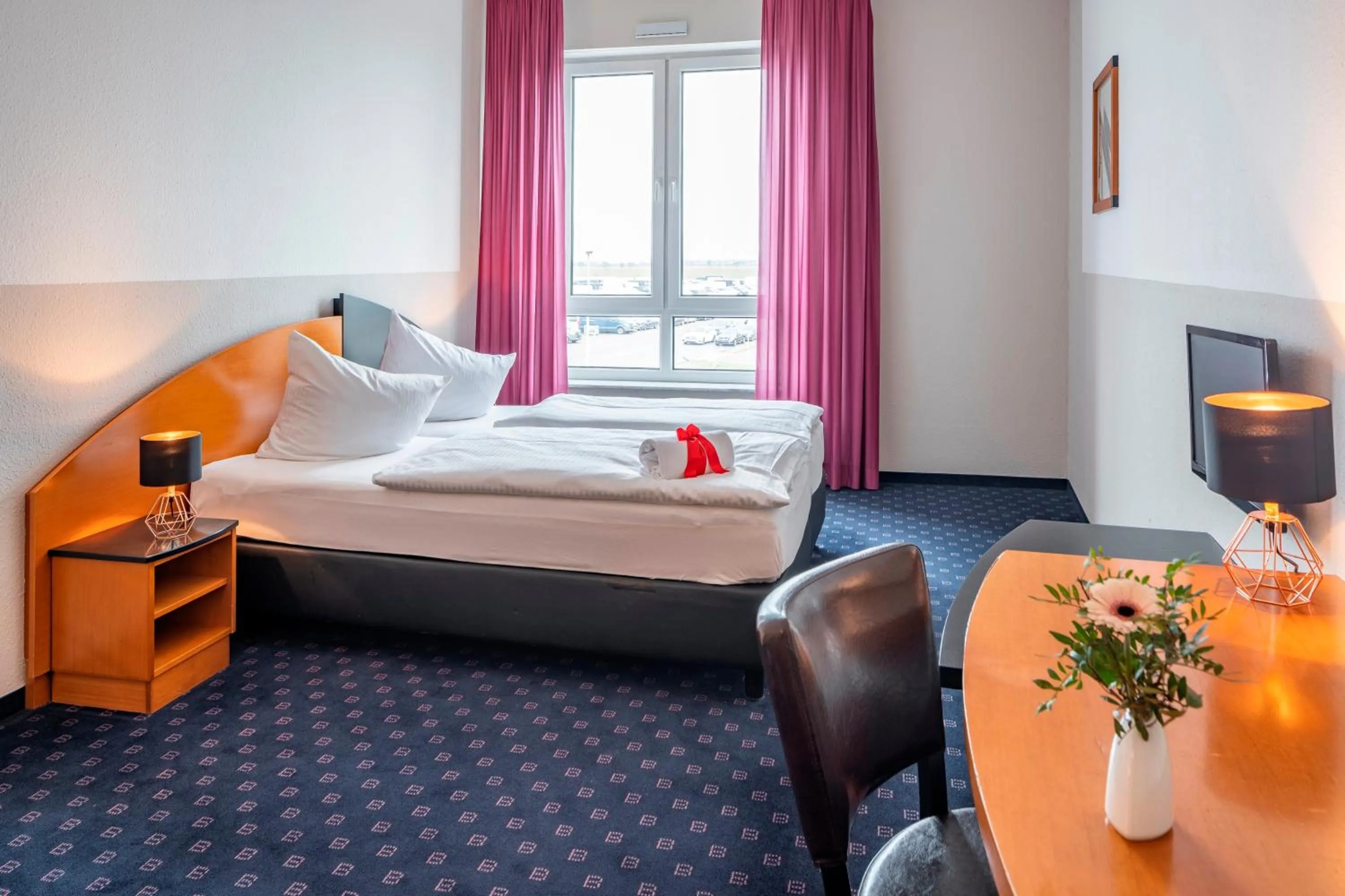 Photo of the whole room, Bed in Hotel Belmondo Leipzig Airport