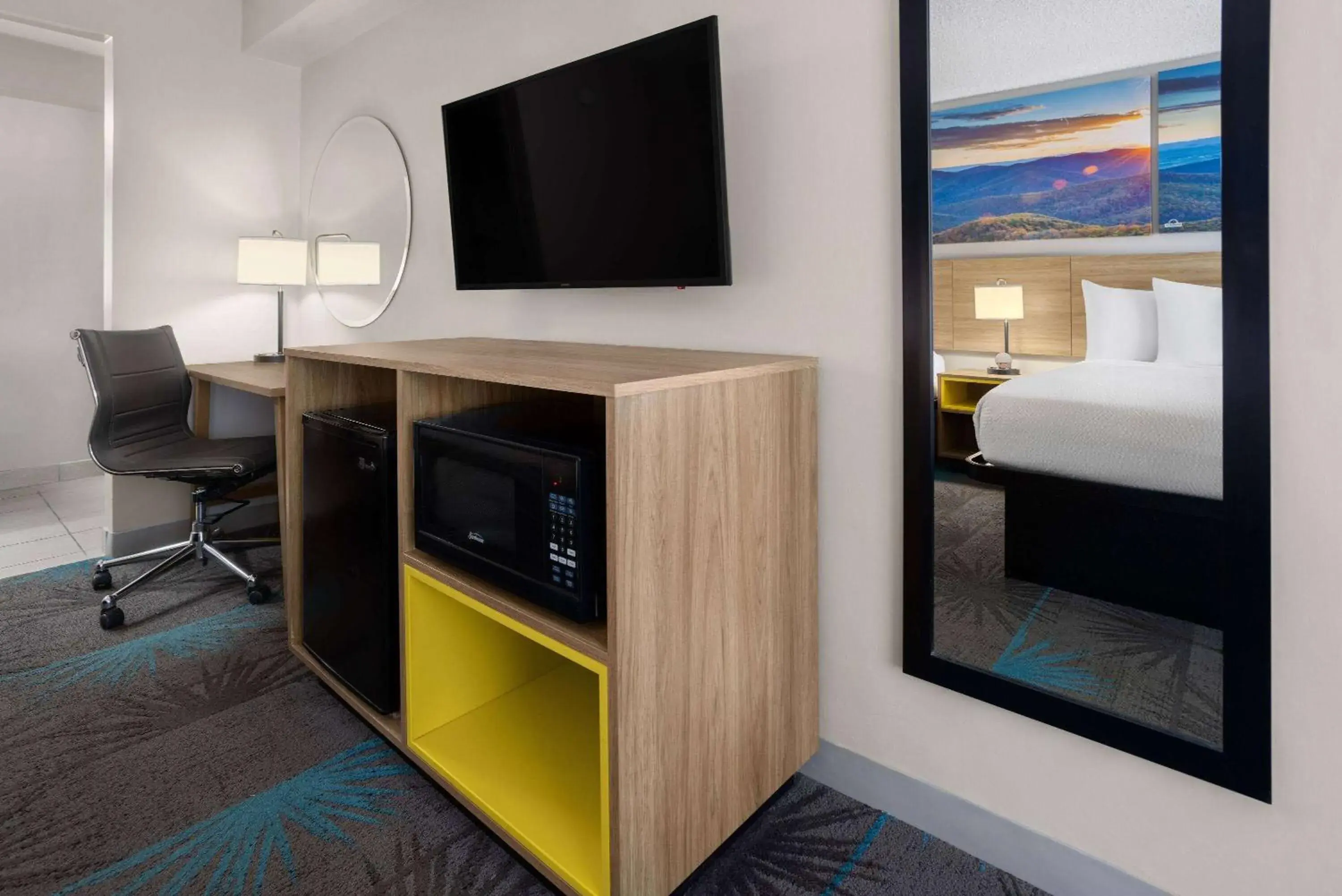 Photo of the whole room, Bed in Days Inn of Frederick by Wyndham Photo of the whole room, Bed in Days Inn of Frederick by Wyndham