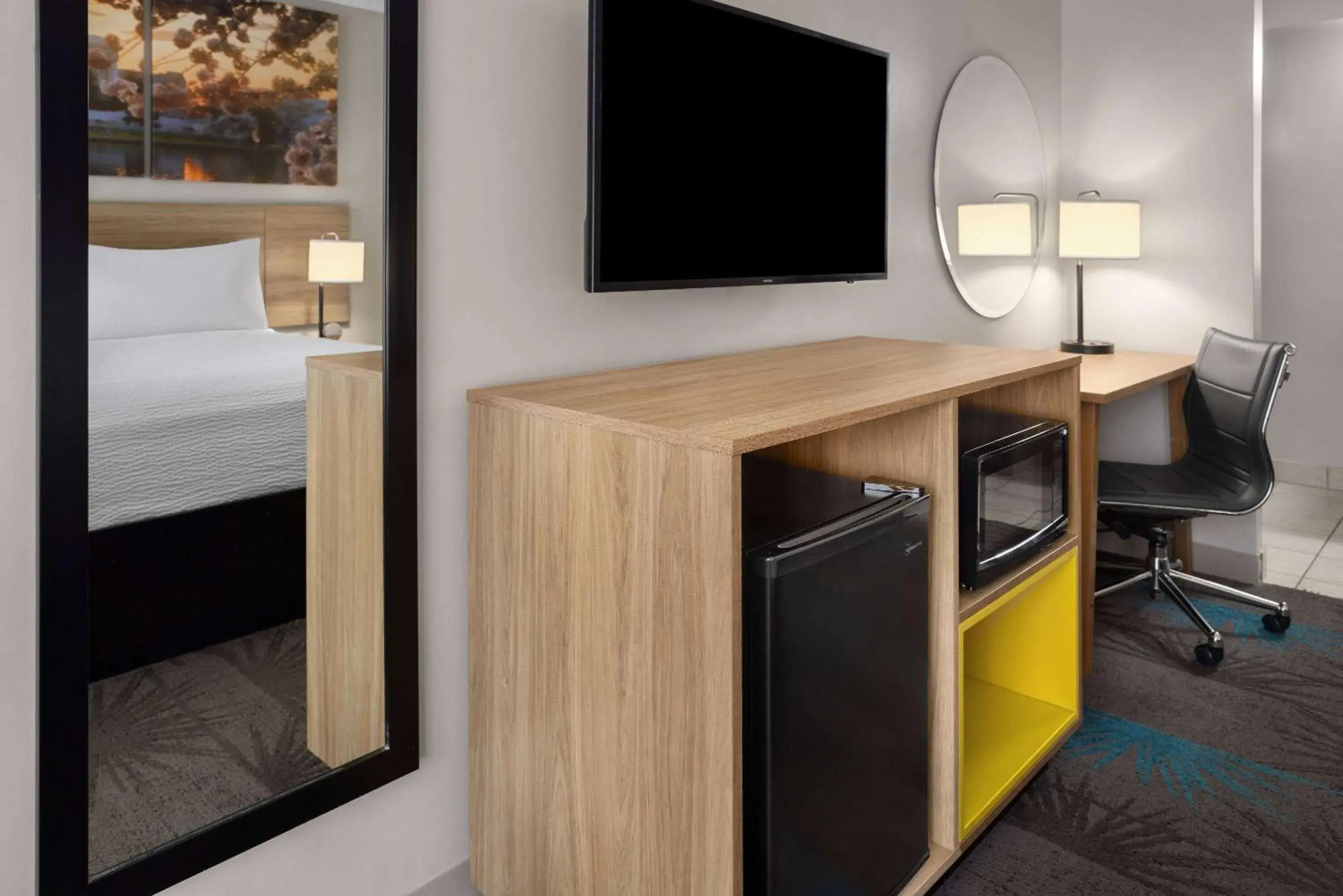 Photo of the whole room, Bed in Days Inn of Frederick by Wyndham Photo of the whole room, Bed in Days Inn of Frederick by Wyndham