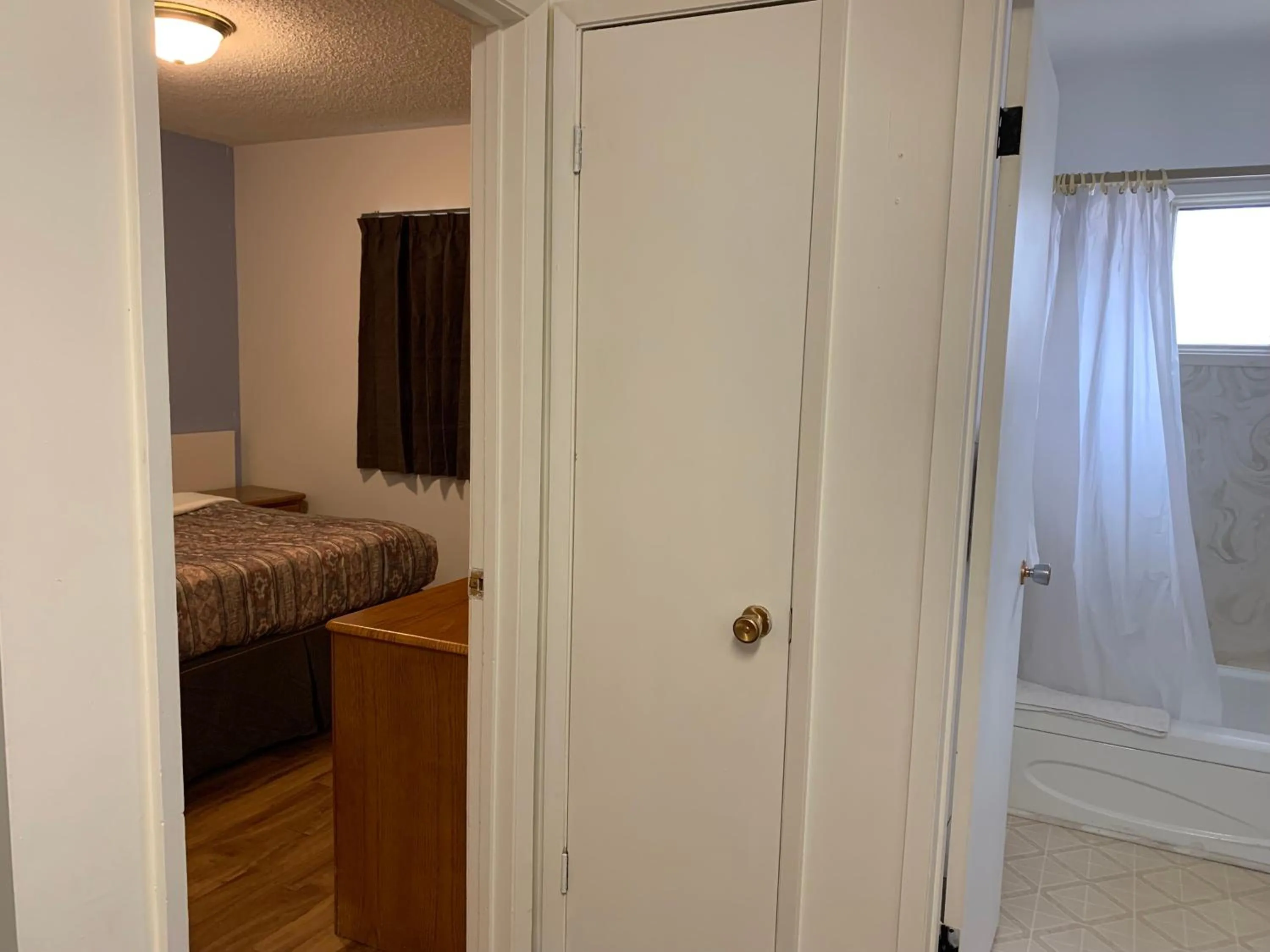 Bedroom, Bed in Swiss Sunset Inn