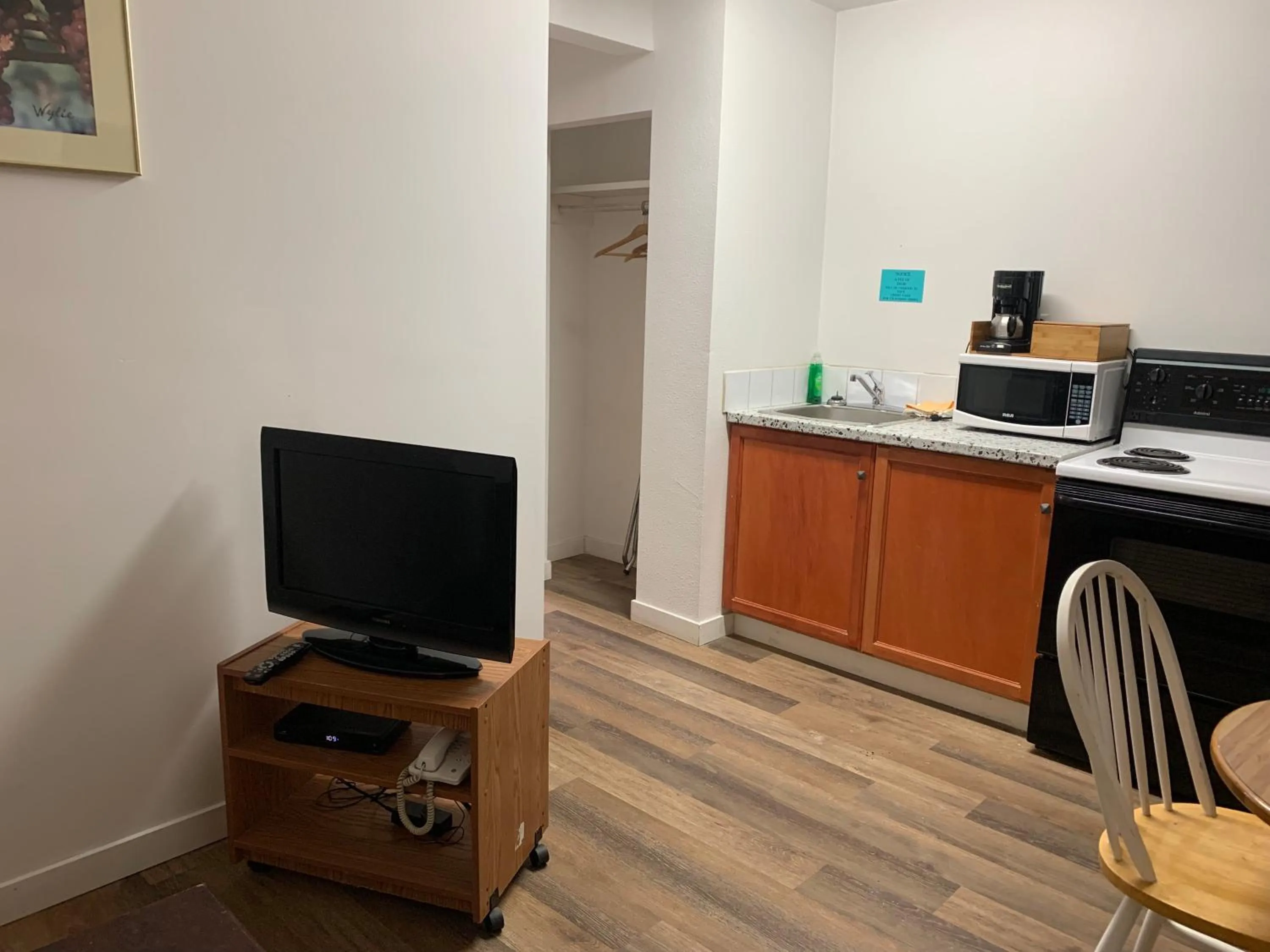 Restaurant/places to eat in Swiss Sunset Inn