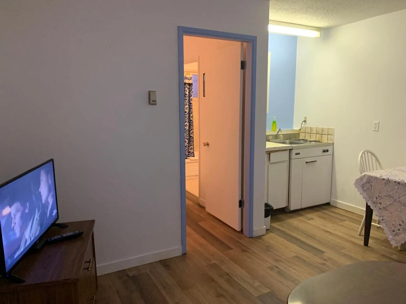 Kitchen or kitchenette in Swiss Sunset Inn