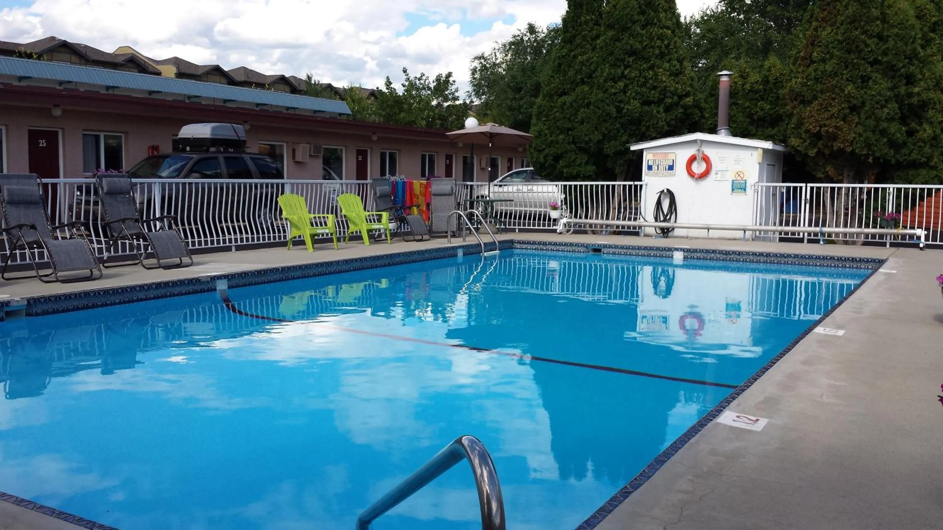 Swimming pool in Swiss Sunset Inn