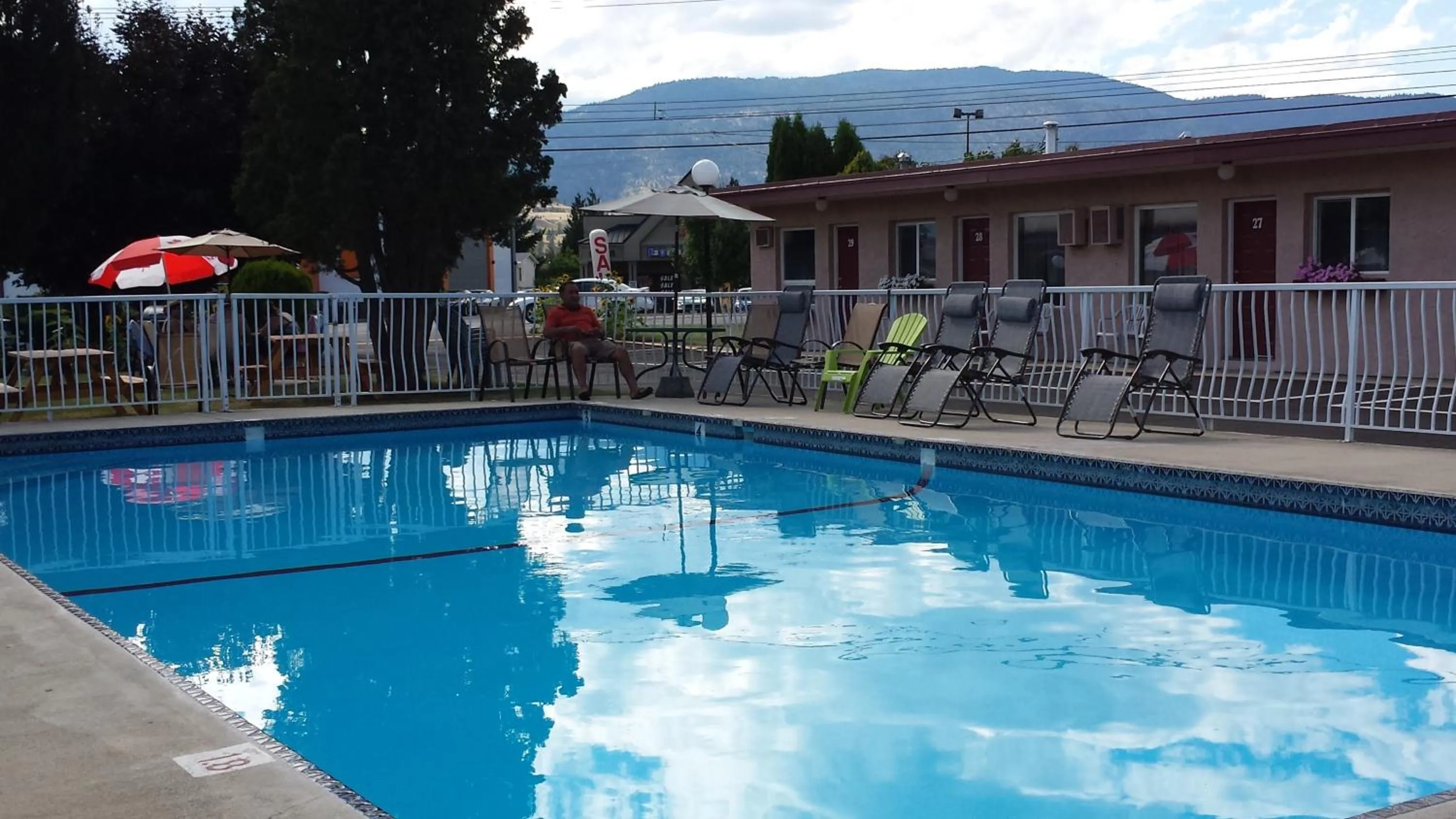 Swimming pool in Swiss Sunset Inn
