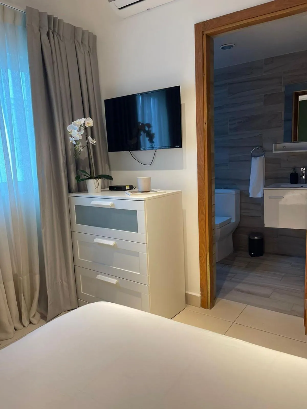 hair dresser, Bed in Central Park Tower