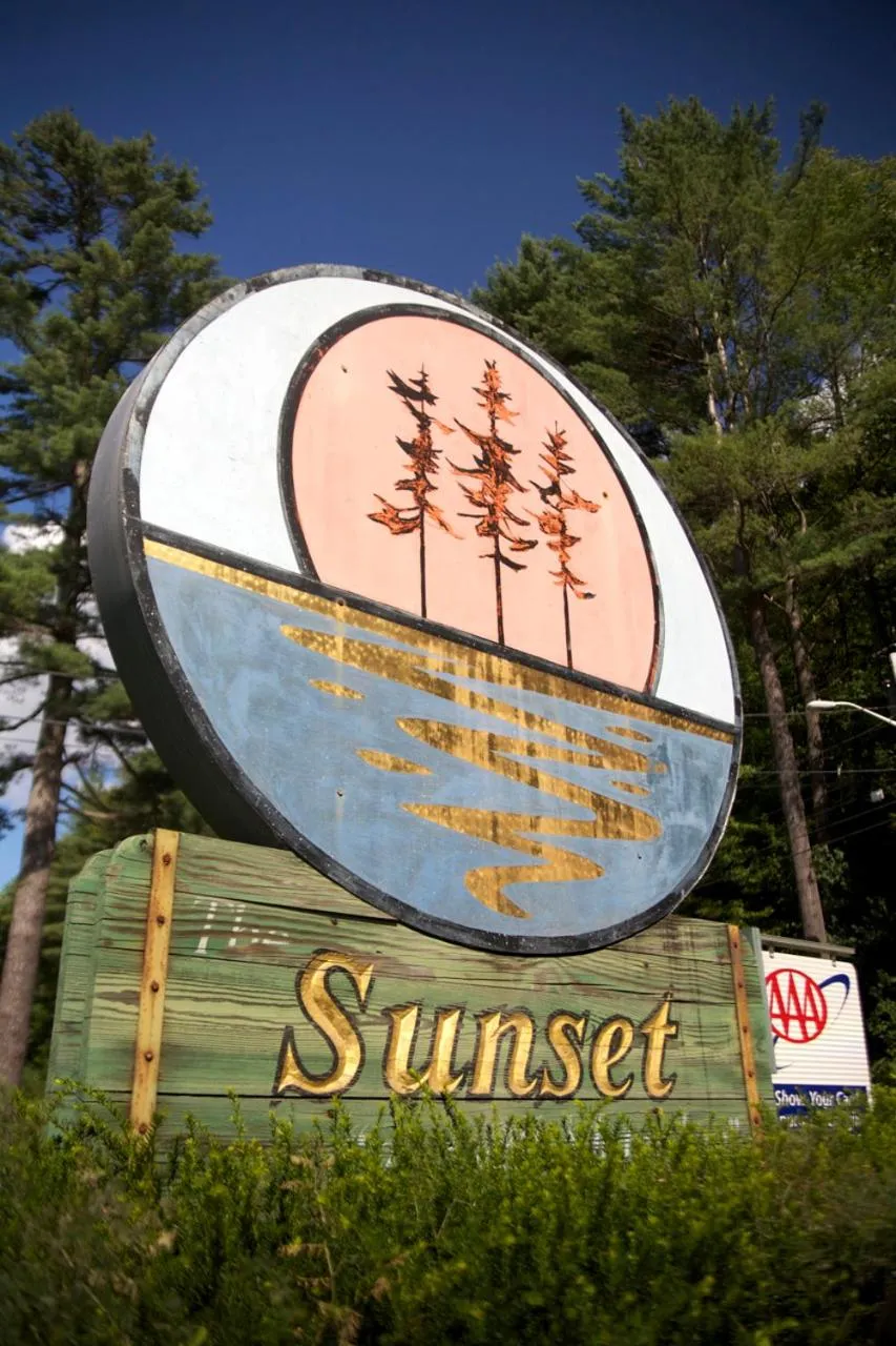 Logo/Certificate/Sign in Sunset Motor Inn