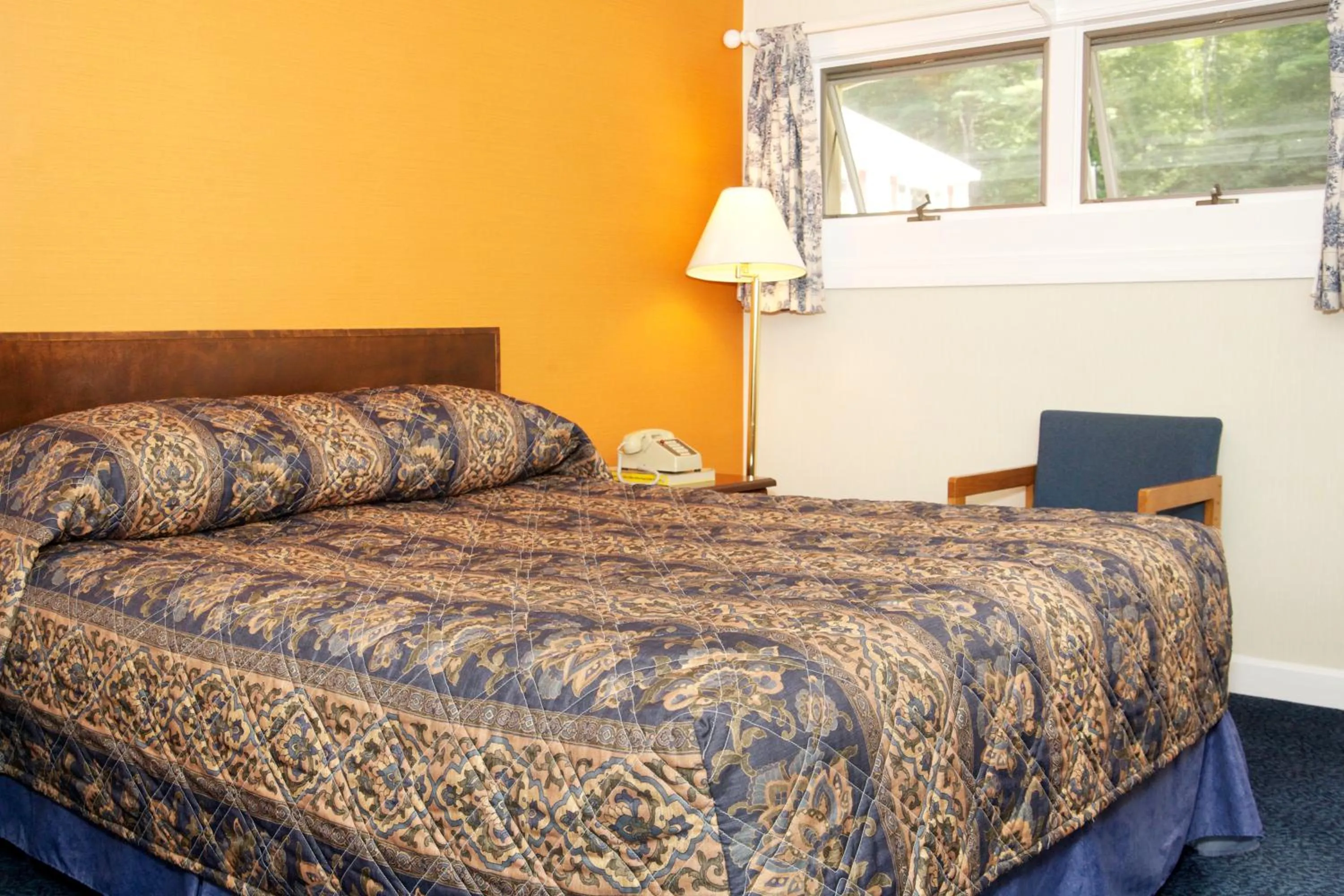 Bed in Sunset Motor Inn