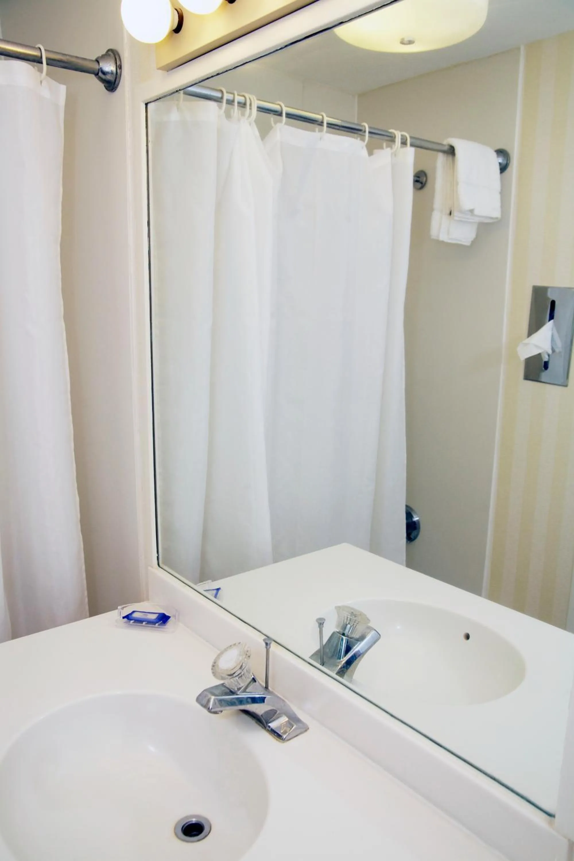 Bathroom in Sunset Motor Inn