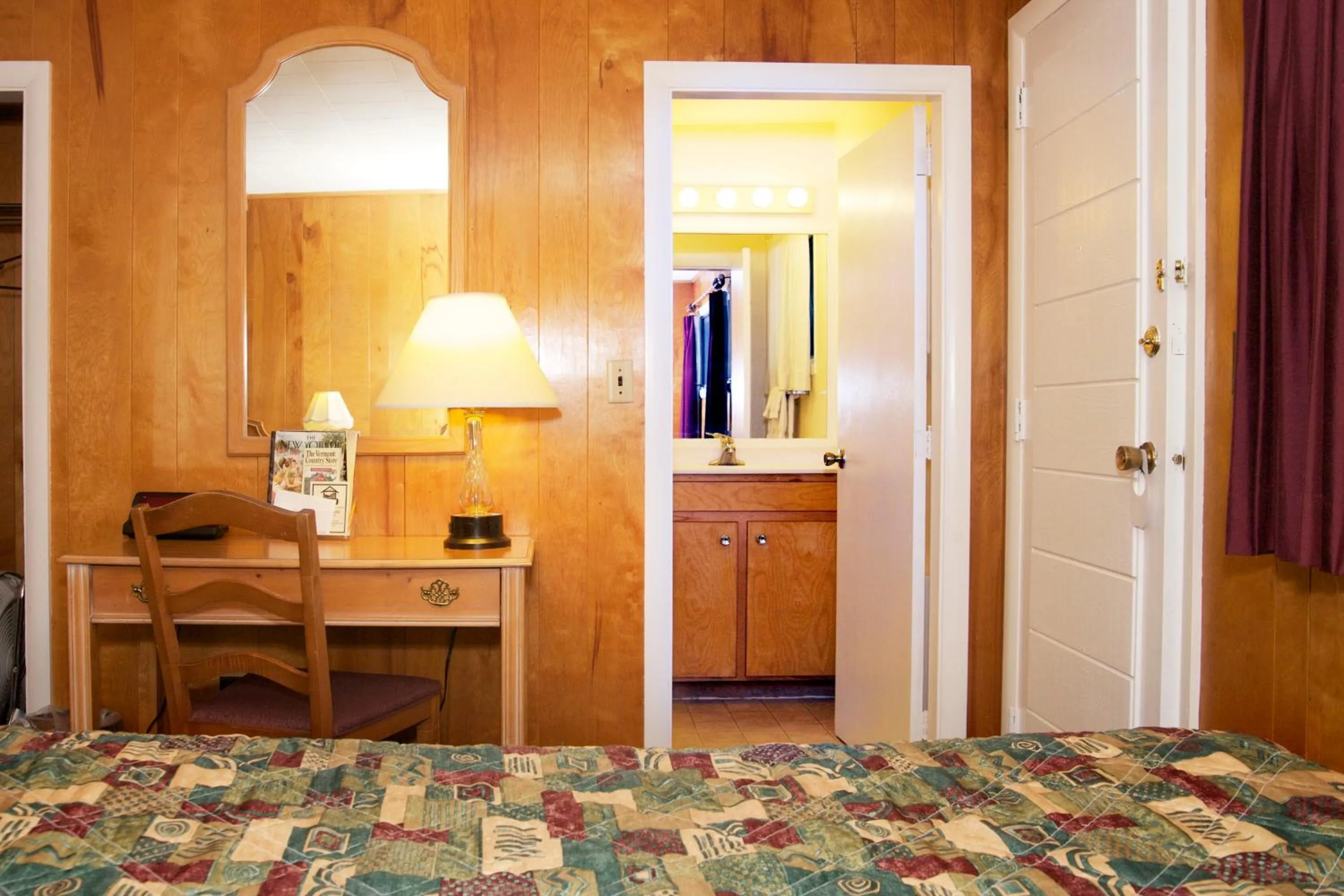 Bathroom, Bed in Sunset Motor Inn