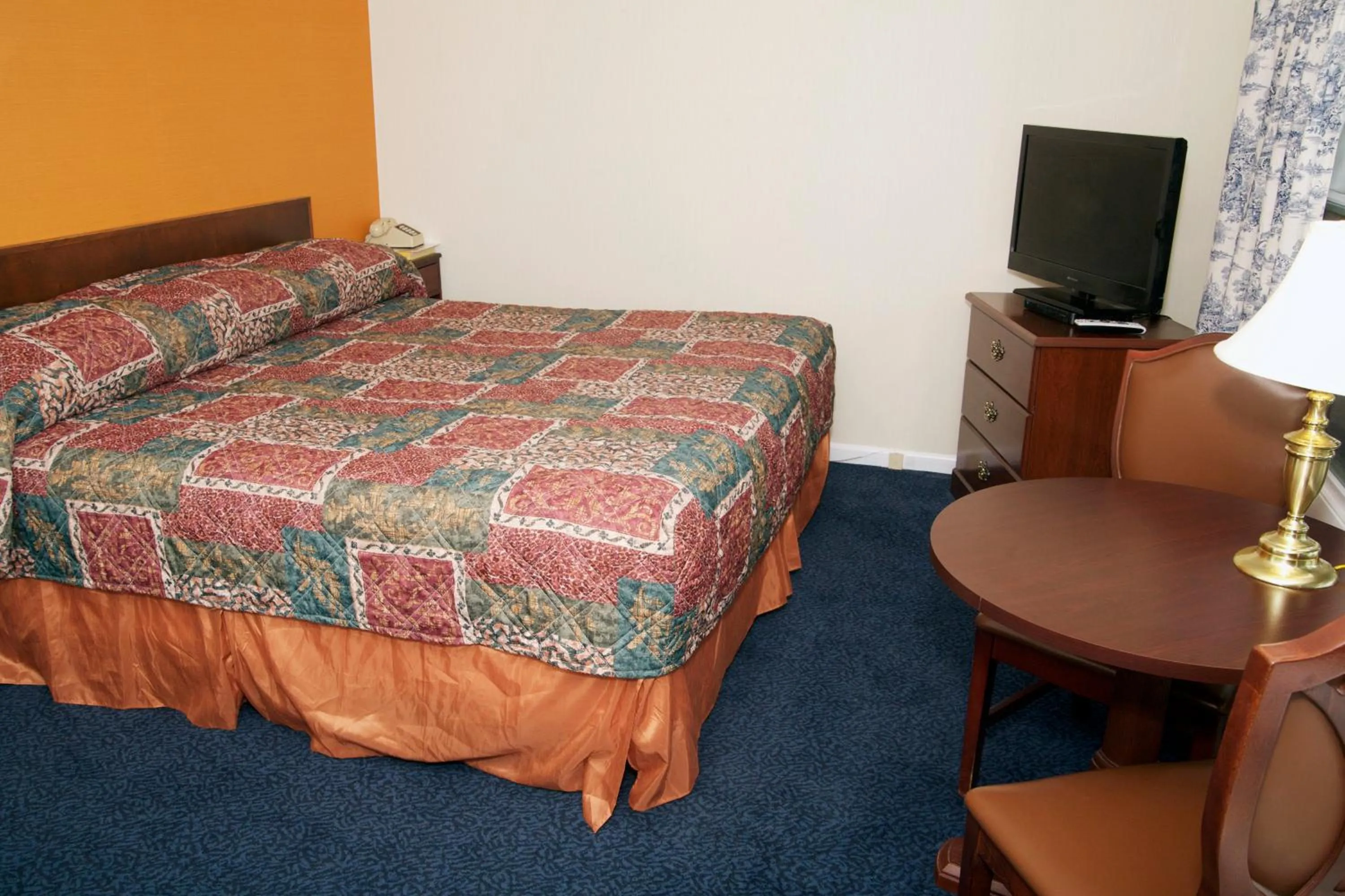 Bed in Sunset Motor Inn