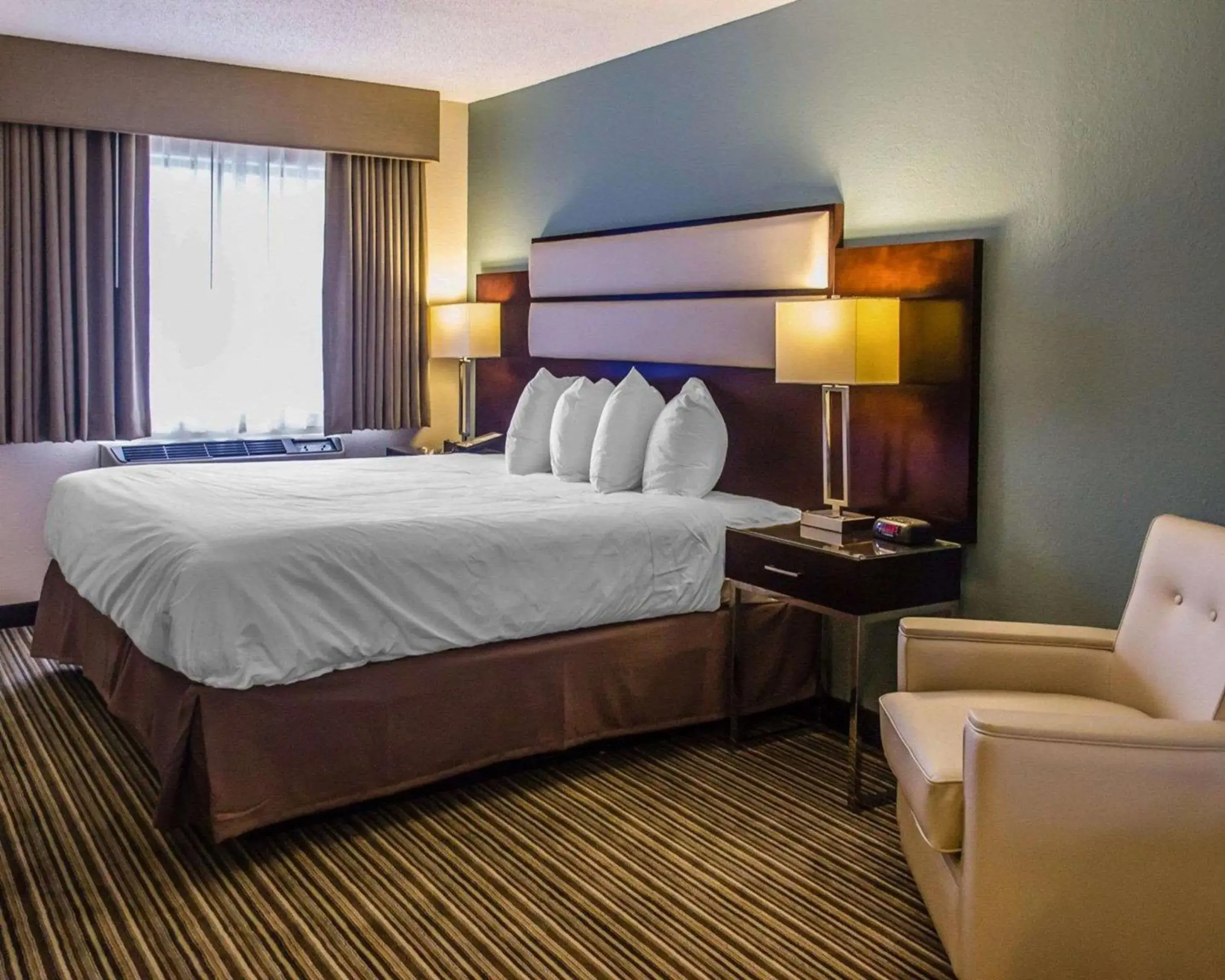 Bedroom, Bed in Quality Inn Streetsboro - Kent Bedroom, Bed in Quality Inn Streetsboro - Kent