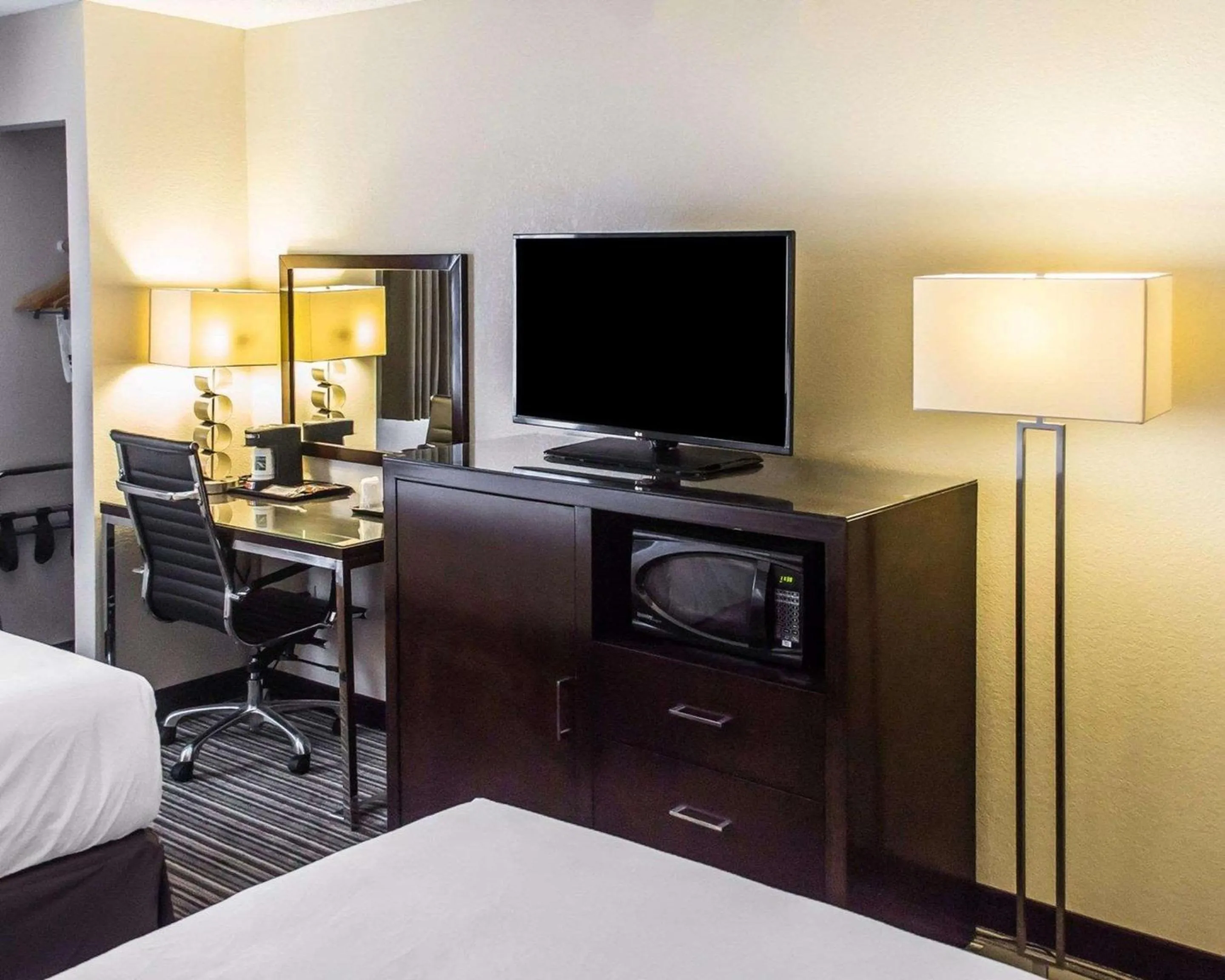 Bedroom, Bed in Quality Inn Streetsboro - Kent