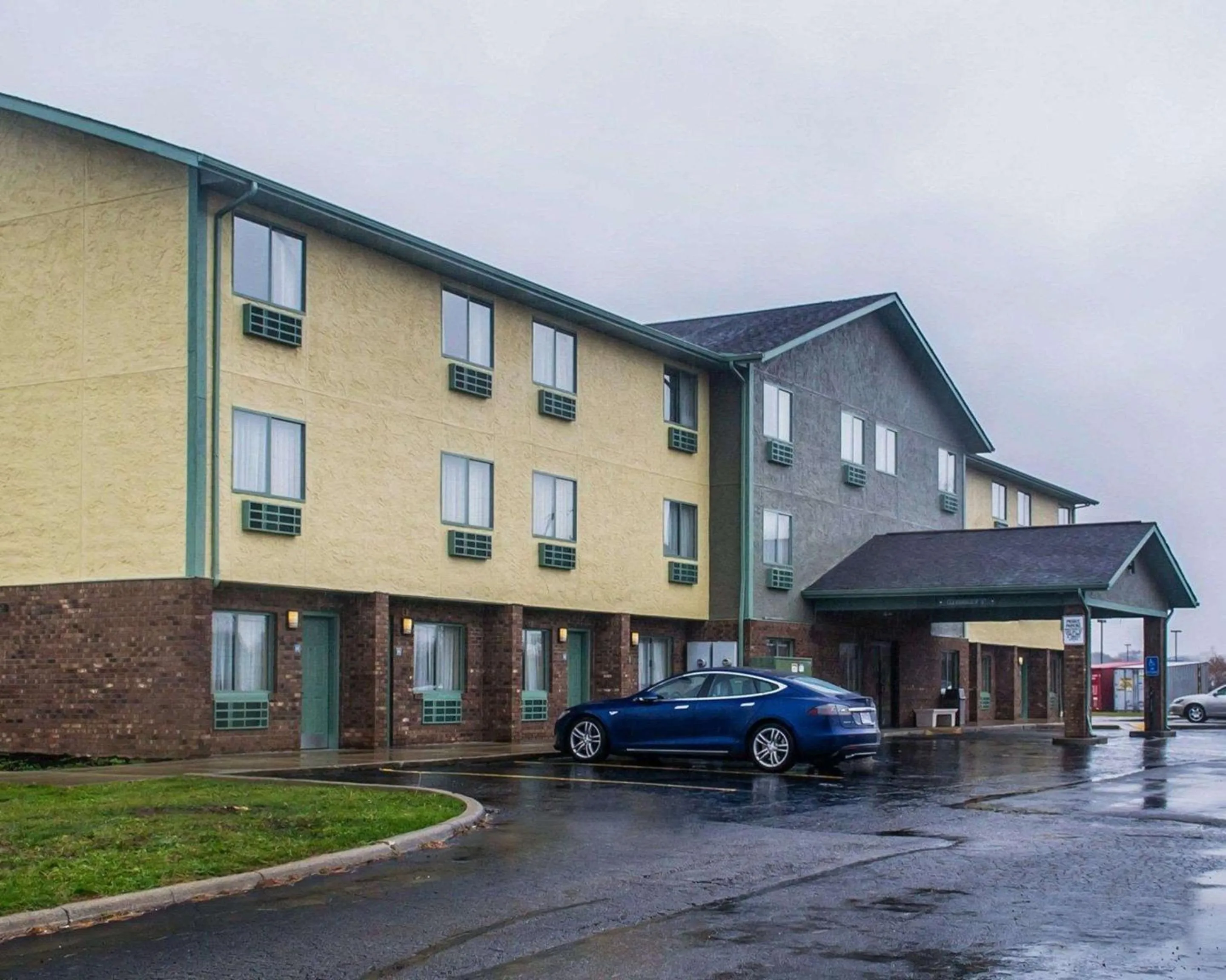Property building in Quality Inn Streetsboro - Kent
